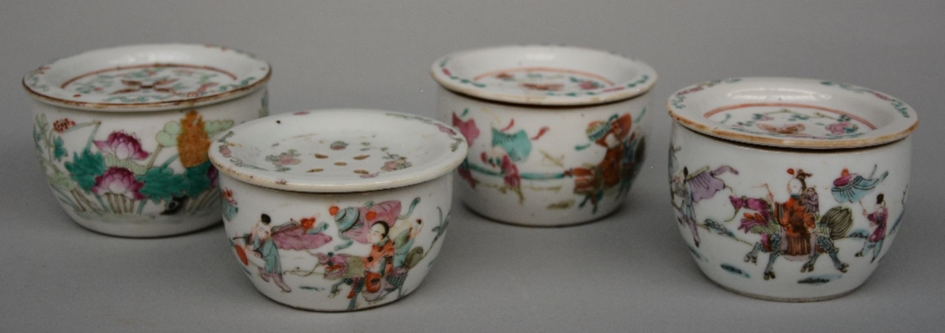Various Chinese polychrome decorated bowls with cover, plates and brush pots, ca. 1900, H 4,5 > 12 - Bild 4 aus 7