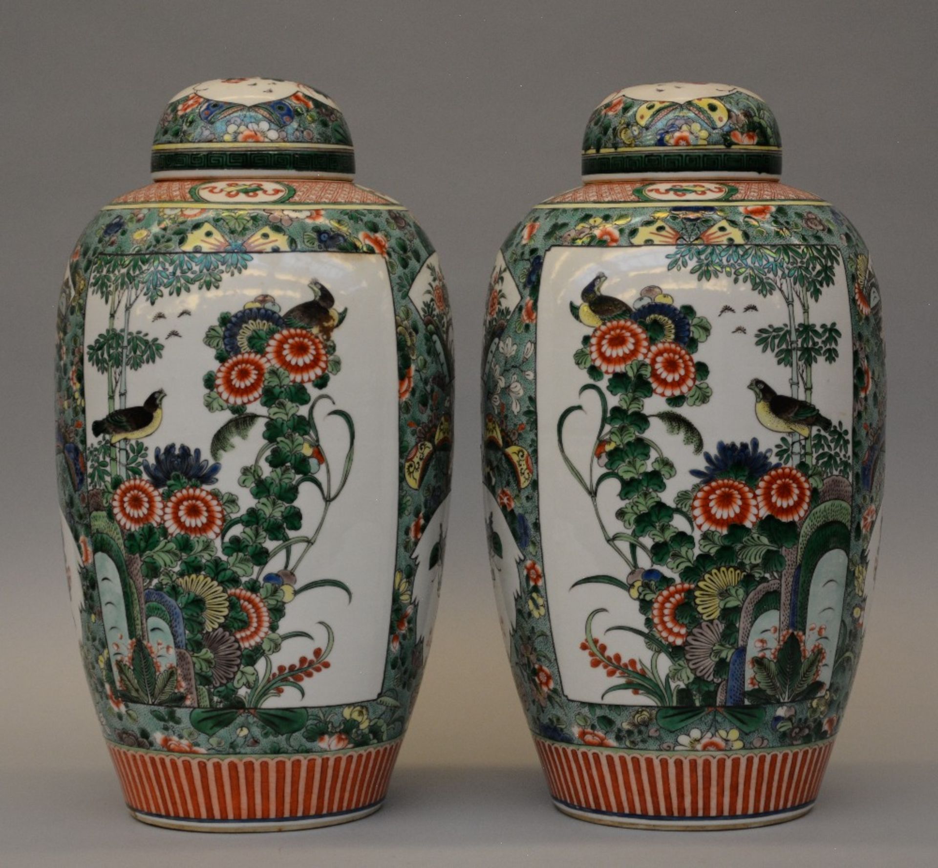 A pair of Chinese famille verte pots with cover, painted with floral motifs, birds and a - Bild 3 aus 8
