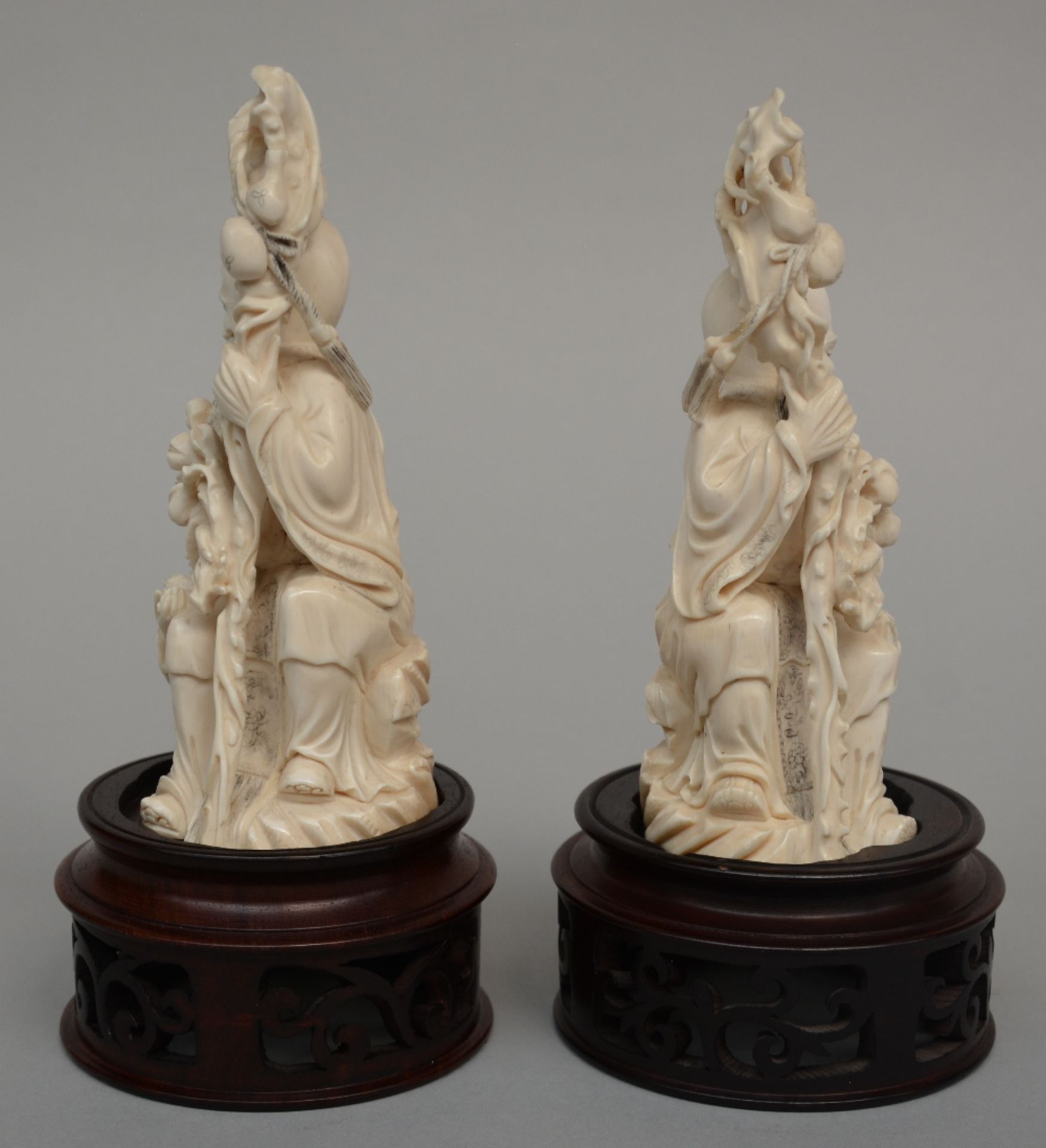 A pair of ivory figures of Shou Xing on a wooden base, scrimshaw deocrated, first quarter of - Bild 4 aus 8