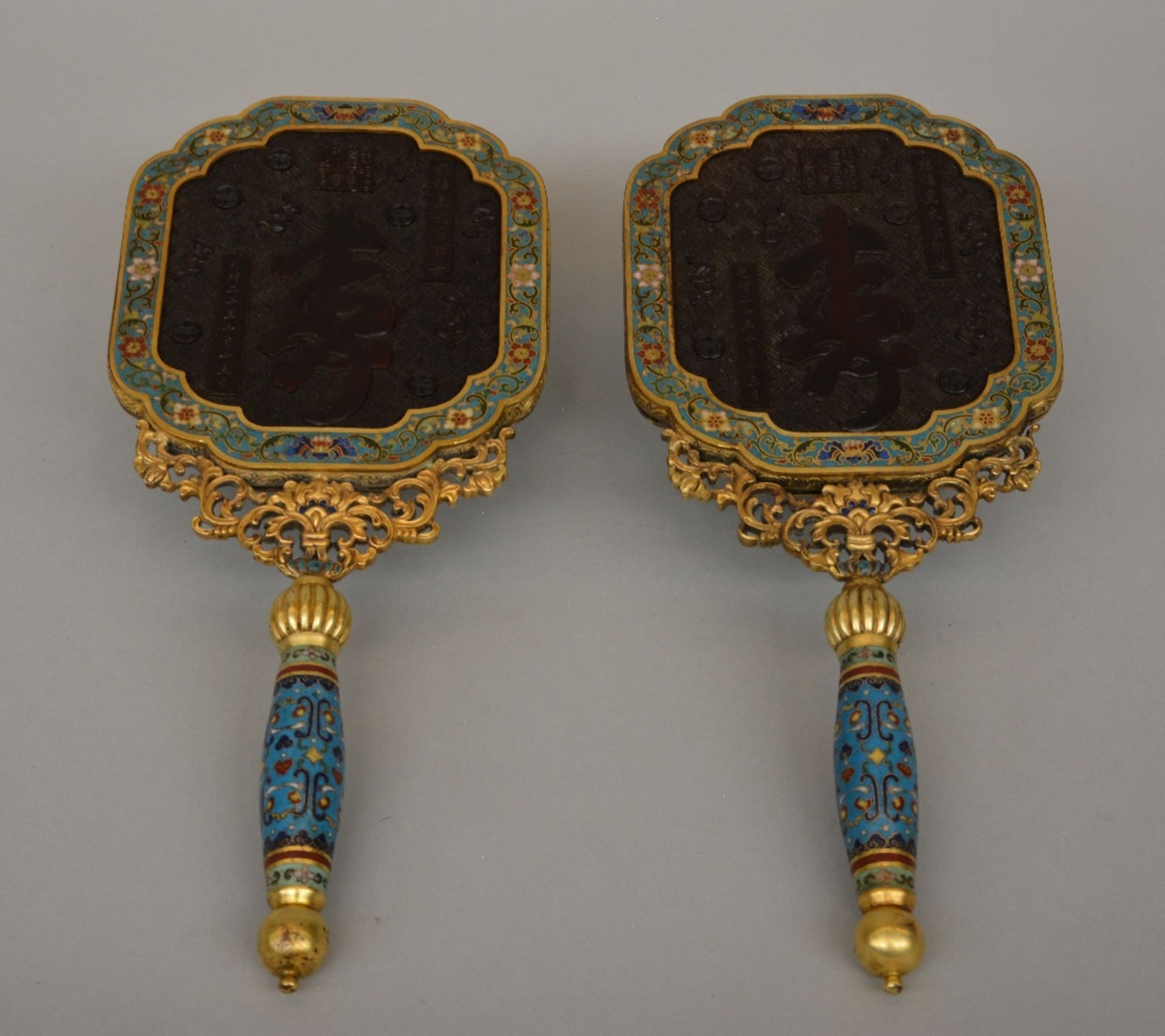A pair of exceptional Chinese hand mirrors, gilt bronze and cloisonné decoration, the back side - Bild 7 aus 8