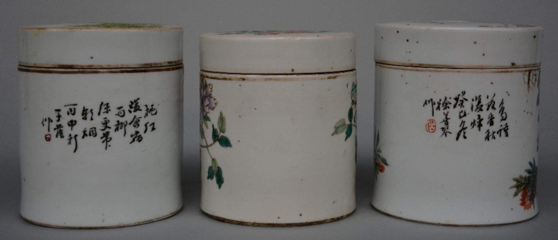 Five Chinese polychrome decorated pots with cover depicting figures, flowers and birds, ca. 1900, - Bild 7 aus 13