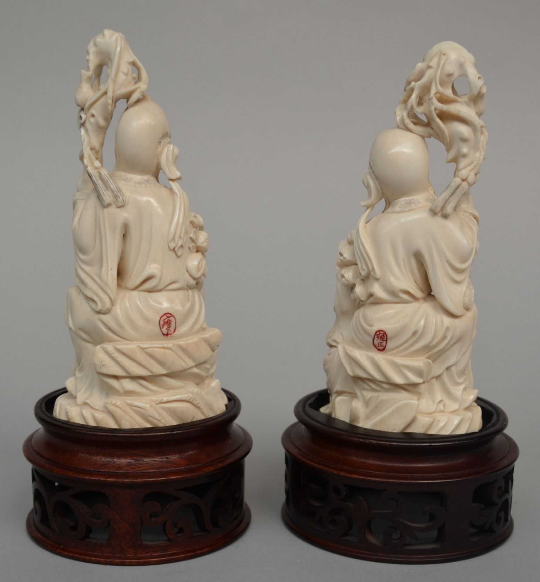 A pair of ivory figures of Shou Xing on a wooden base, scrimshaw deocrated, first quarter of - Bild 3 aus 8