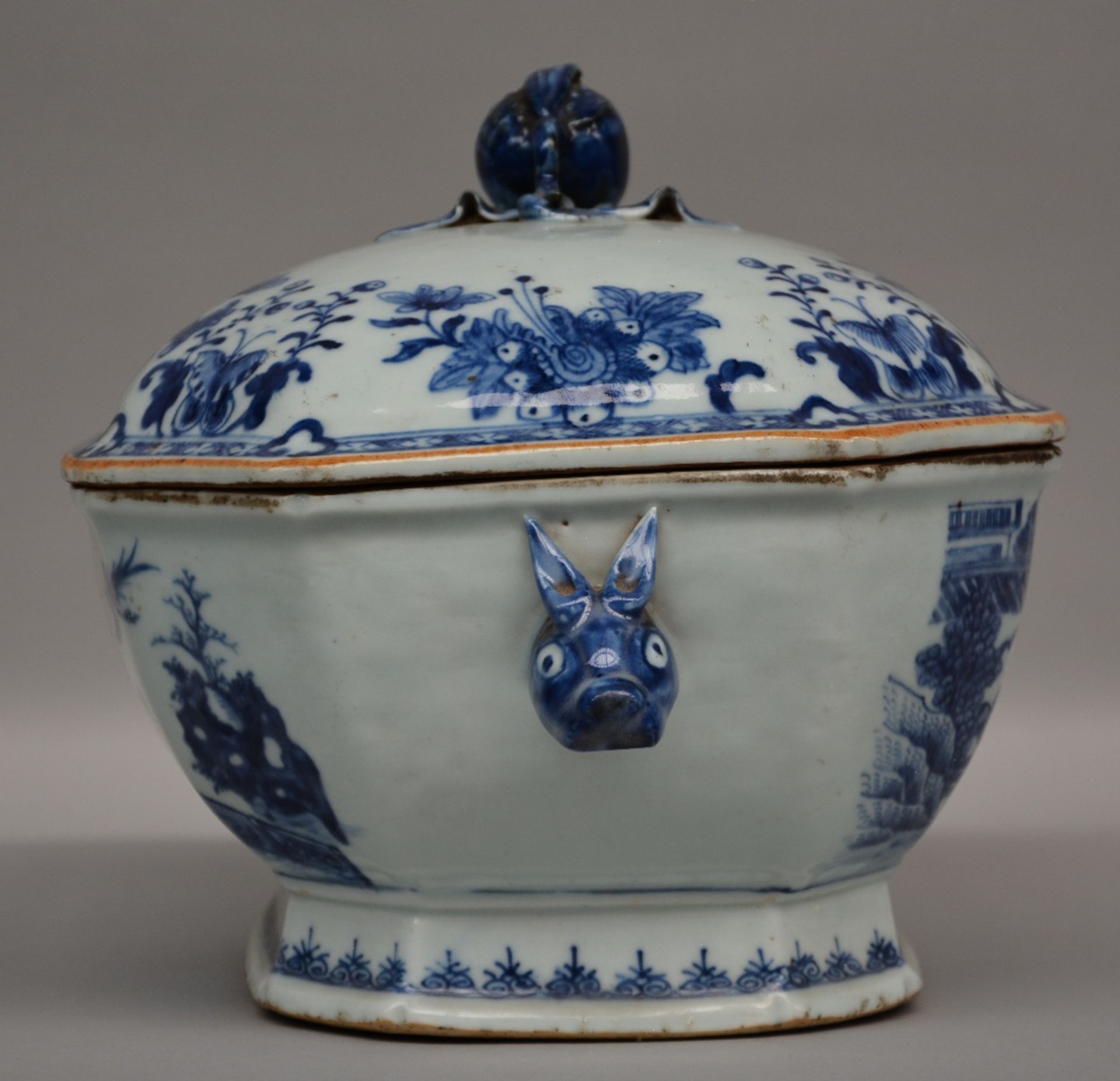 A Chinese blue and white octagonal tureen with underplate, decorated in the center with an - Bild 3 aus 9