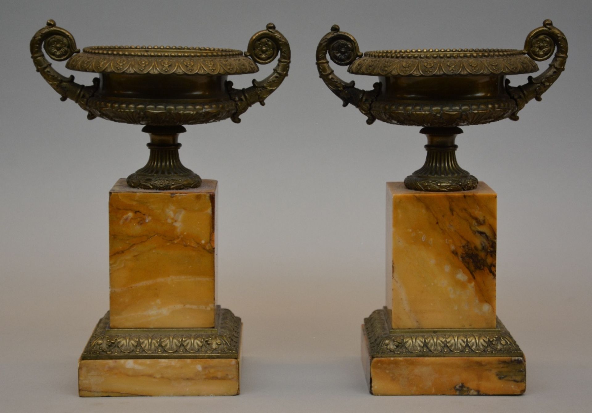A 19thC Neo-classical gilt and marble garniture, modelled with the blind Oedipus guided by his - Bild 11 aus 14
