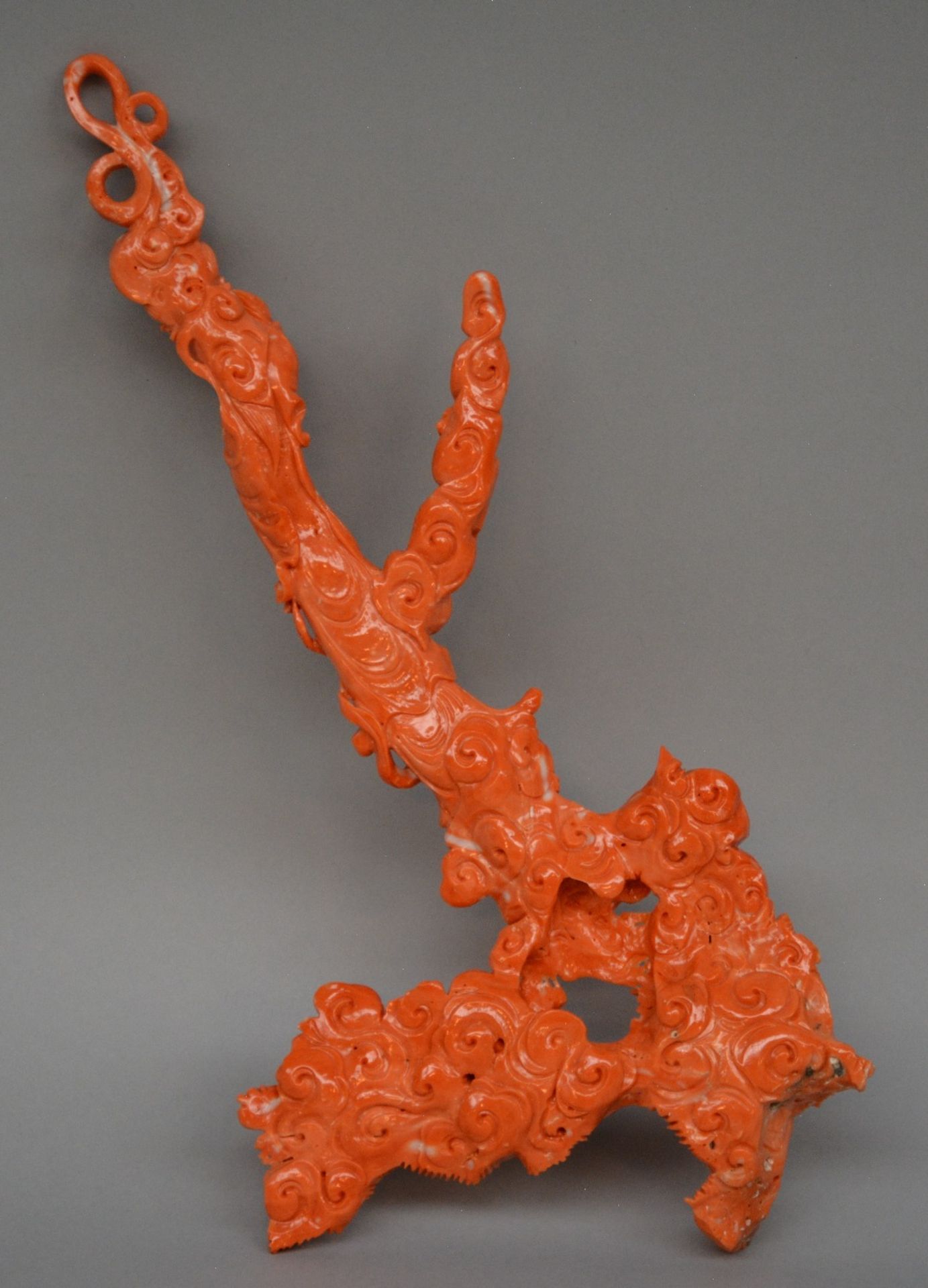 A Chinese red coral sculpture depicting a court lady and some fish, H 33 cm, Weight: about 411 g - Bild 2 aus 2