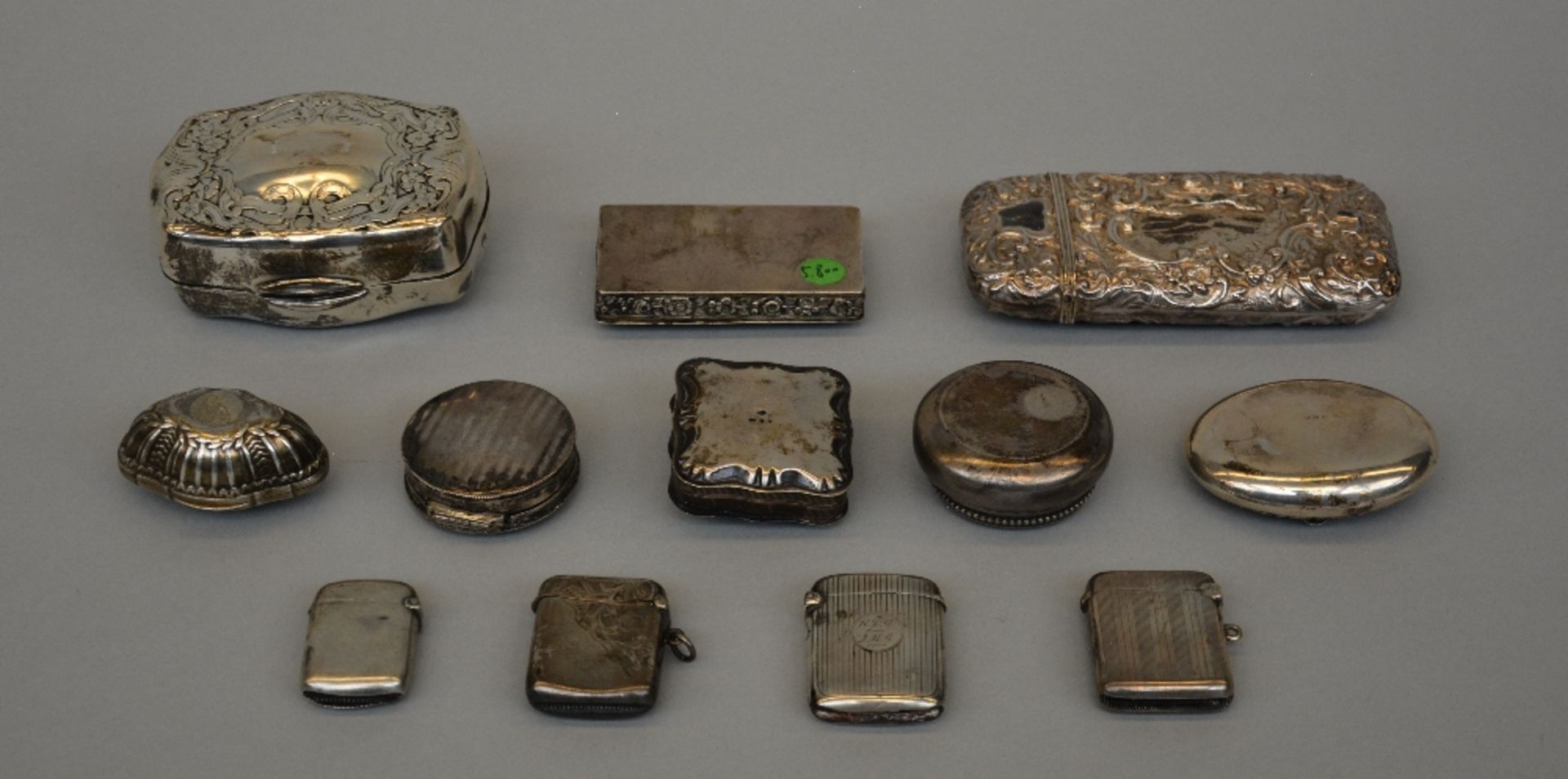 Various Pyrogen match strikers, snuff bottles, pill boxes etc. in English and Continental silver, - Bild 3 aus 4