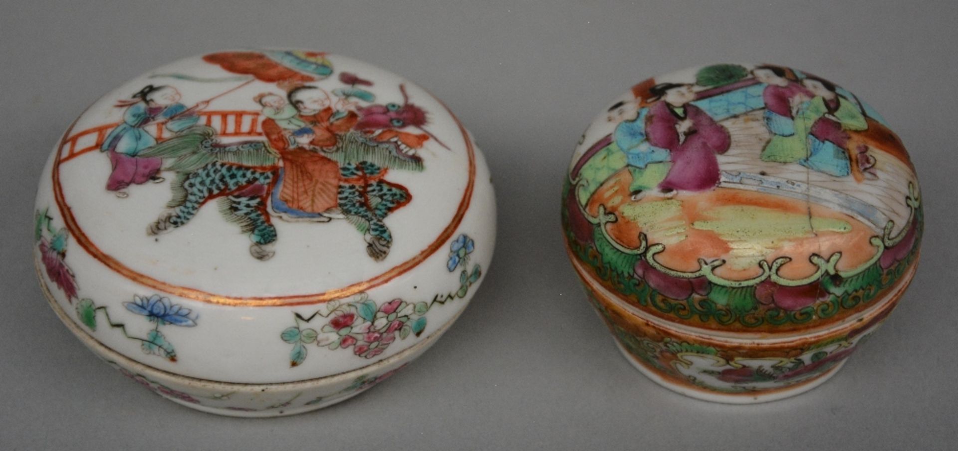 Various Chinese polychrome decorated bowls with cover, plates and brush pots, ca. 1900, H 4,5 > 12 - Bild 5 aus 7