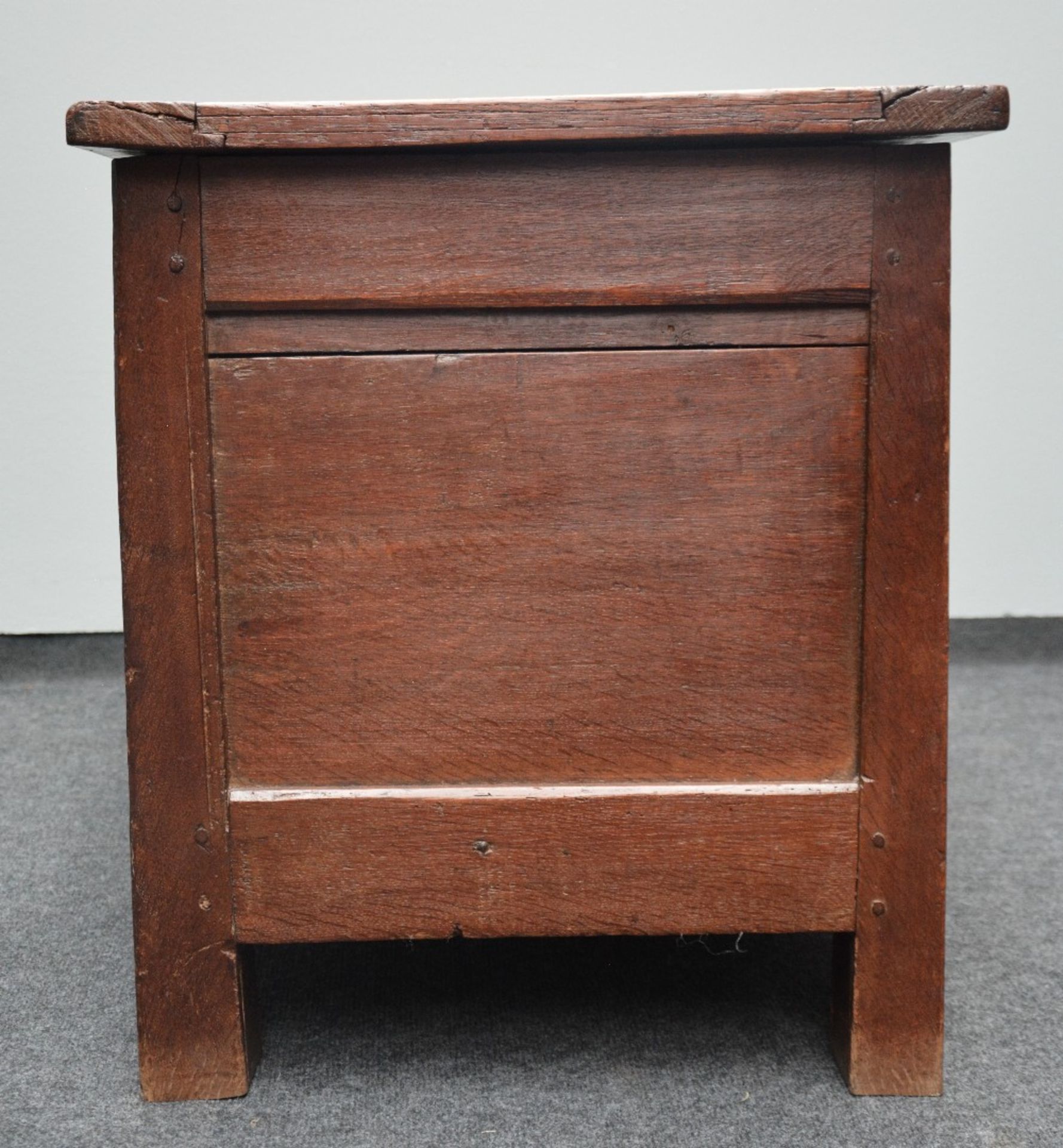 An 18thC oak chest, H 61 - W 125,5 - D 55 cm - Bild 5 aus 5