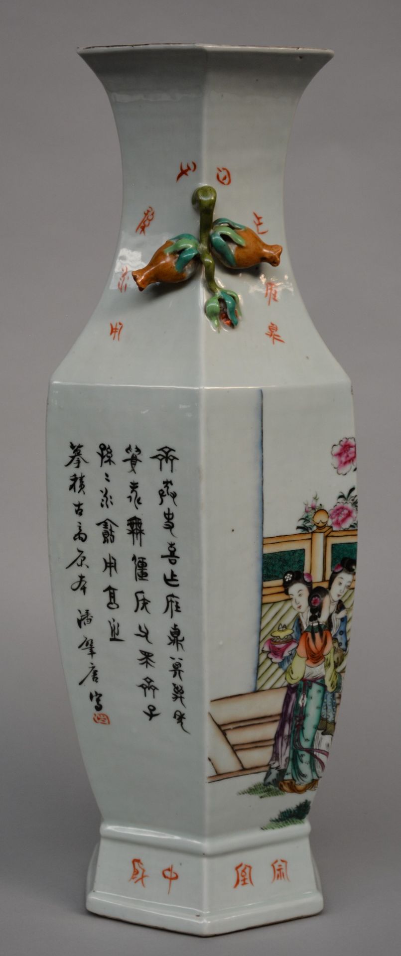 An exceptional Chinese hexagonal polychrome vase with relief decoration, signed by the artist Pan - Bild 4 aus 6