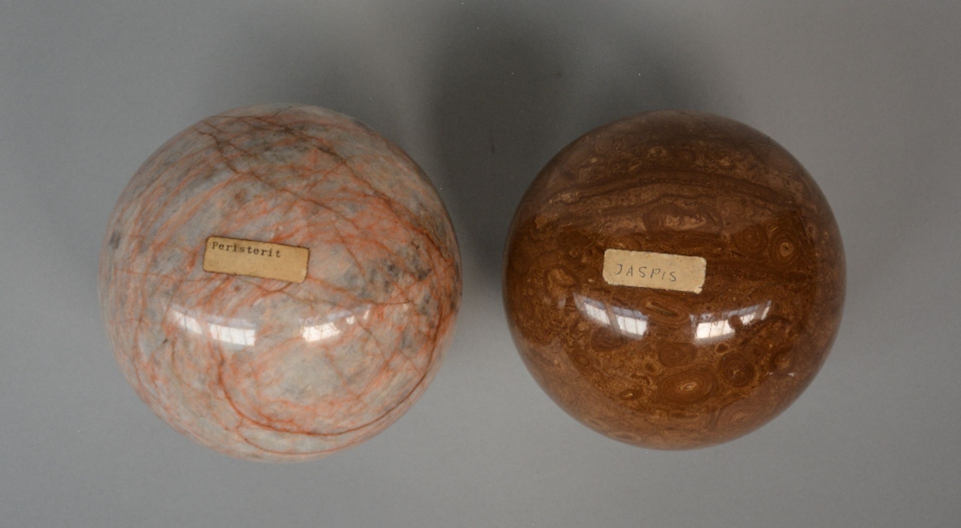 Two decorative marble balls on acrylic bases, H 14 - 15,5 cm - Bild 4 aus 4