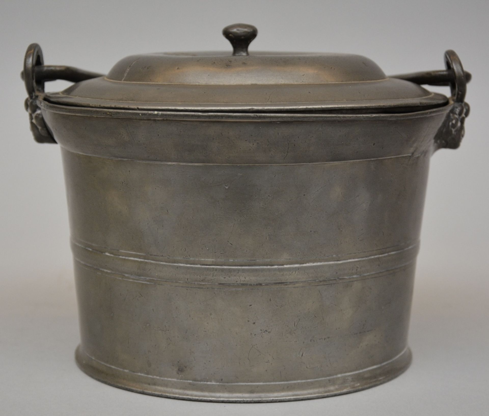 A 19thC French pewter feet warmer and a ditto food recipient, H 6 - W 26 - D 15cm / H 23 - - Bild 4 aus 9