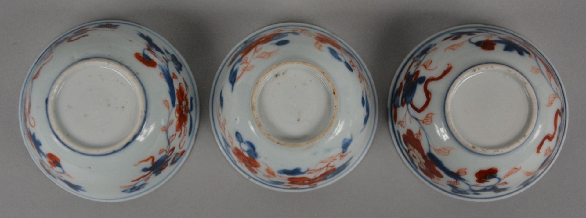 Ten Chinese cups and saucers with floral imari decoration, 18thC, Diameter 12 cm - 7,5 cm (chips on - Bild 7 aus 9