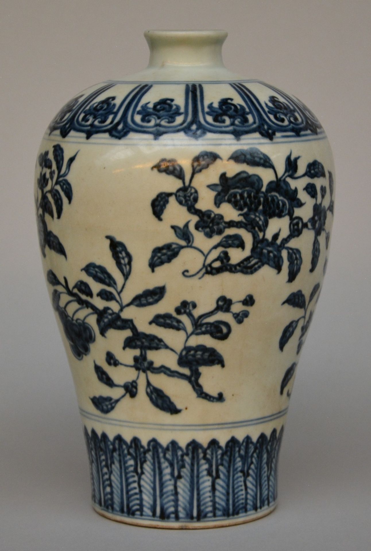 A Chinese blue and white decorated Meiping vase with floral decoration, probably 17thC, H 28,5 cm ( - Bild 2 aus 6