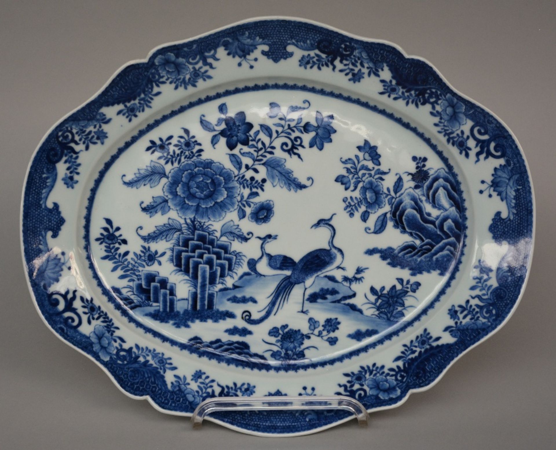 Four Chinese blue and white decorated plates depicting birds, flowers, dragons and figures, 18thC/ - Bild 2 aus 7