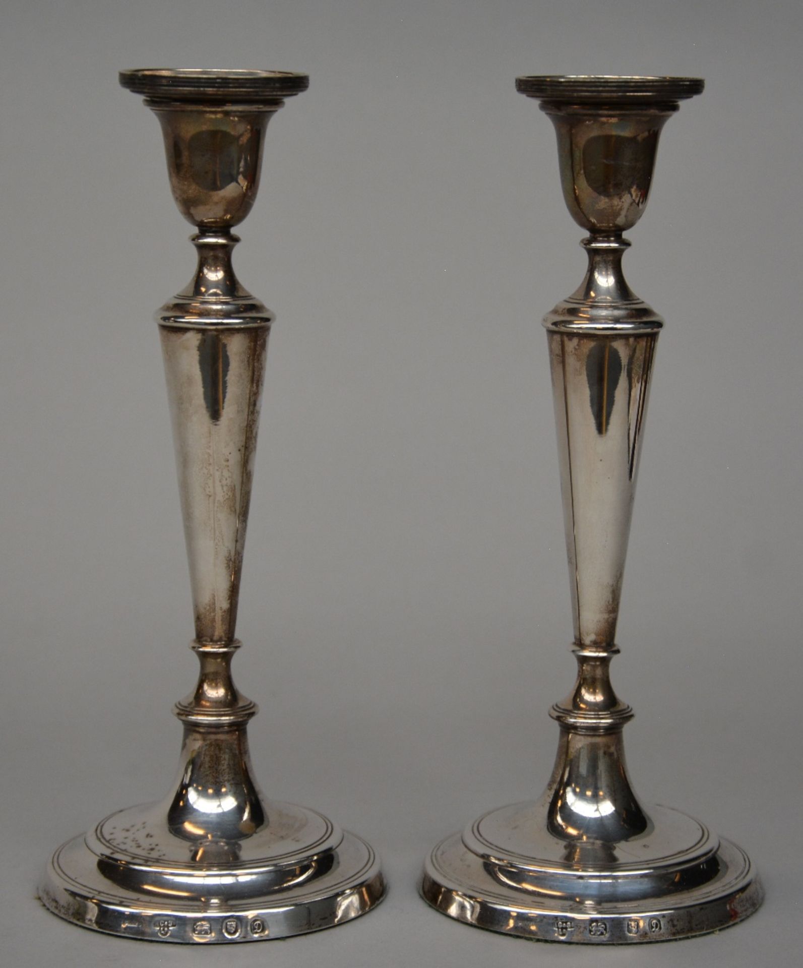 A pair of English Neo-classical silver candlesticks, hallmark London, dated 1978, H 23,5 cm, Total