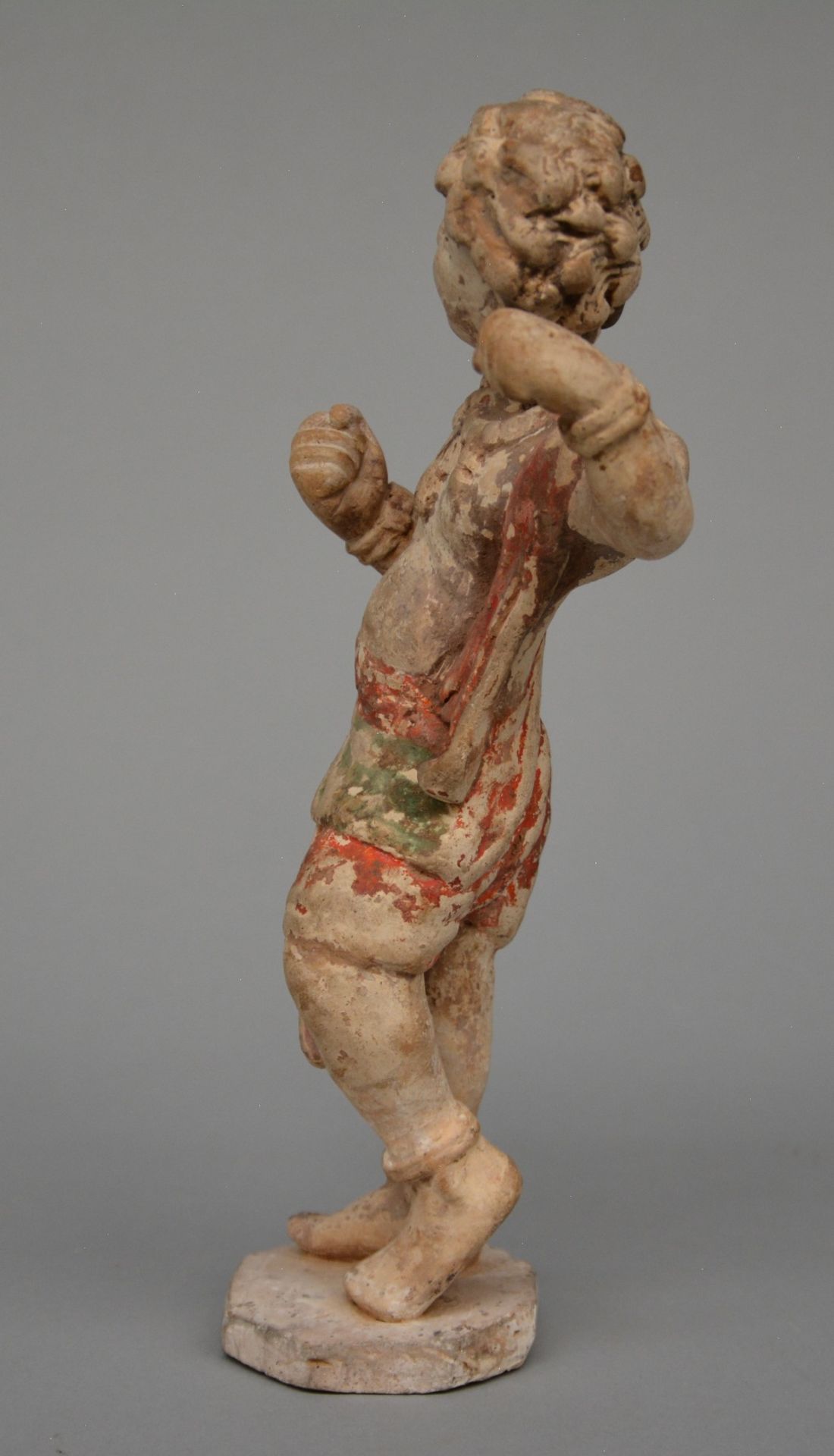 A Chinese polychrome terracotta figure of a foreign boy, Tang dynasty (618-906), H 27 cm (with TL - Bild 2 aus 9