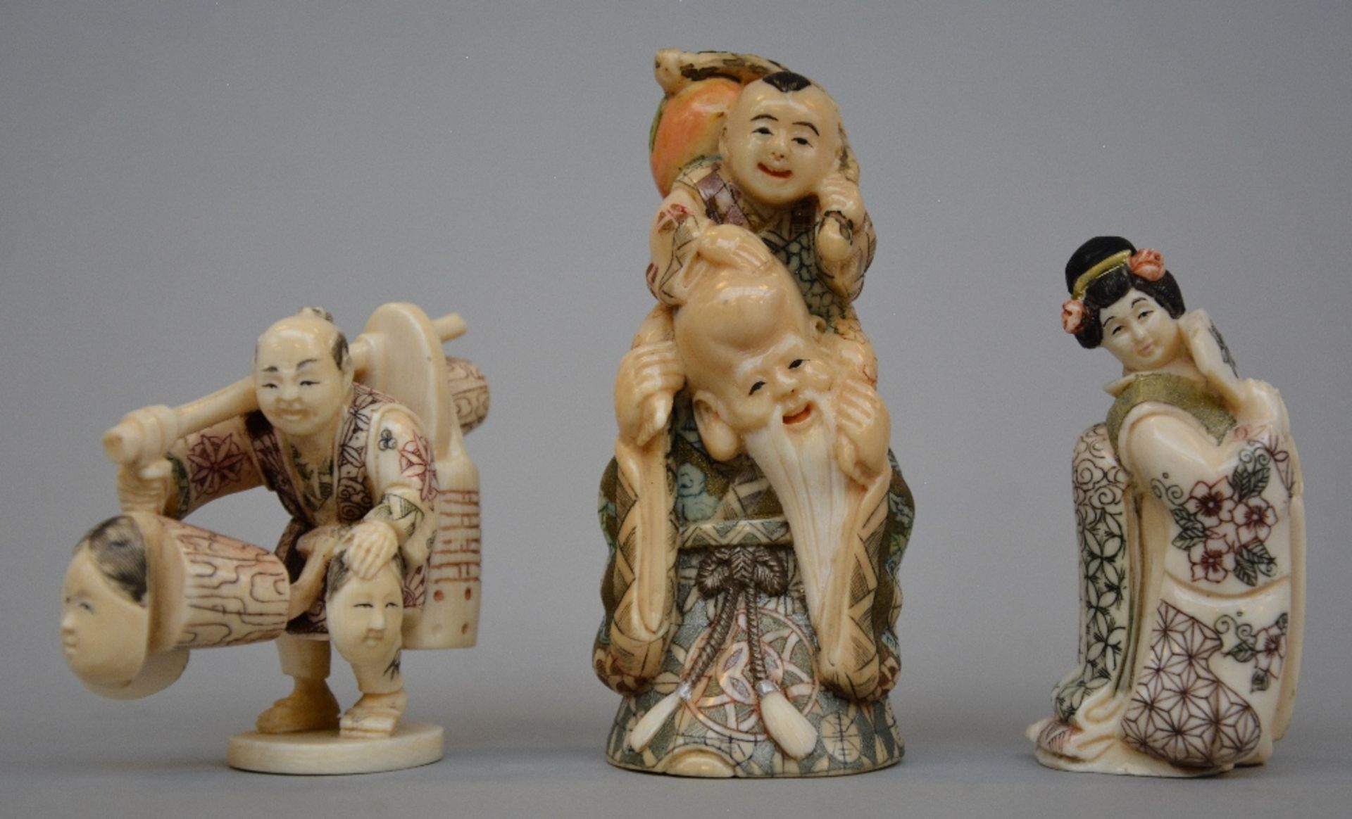 Seven netsuke/okimono, scrimshaw decorated, first half of 20thC, H 4 - 8,6 cm, Total weight 260 g - Image 3 of 3