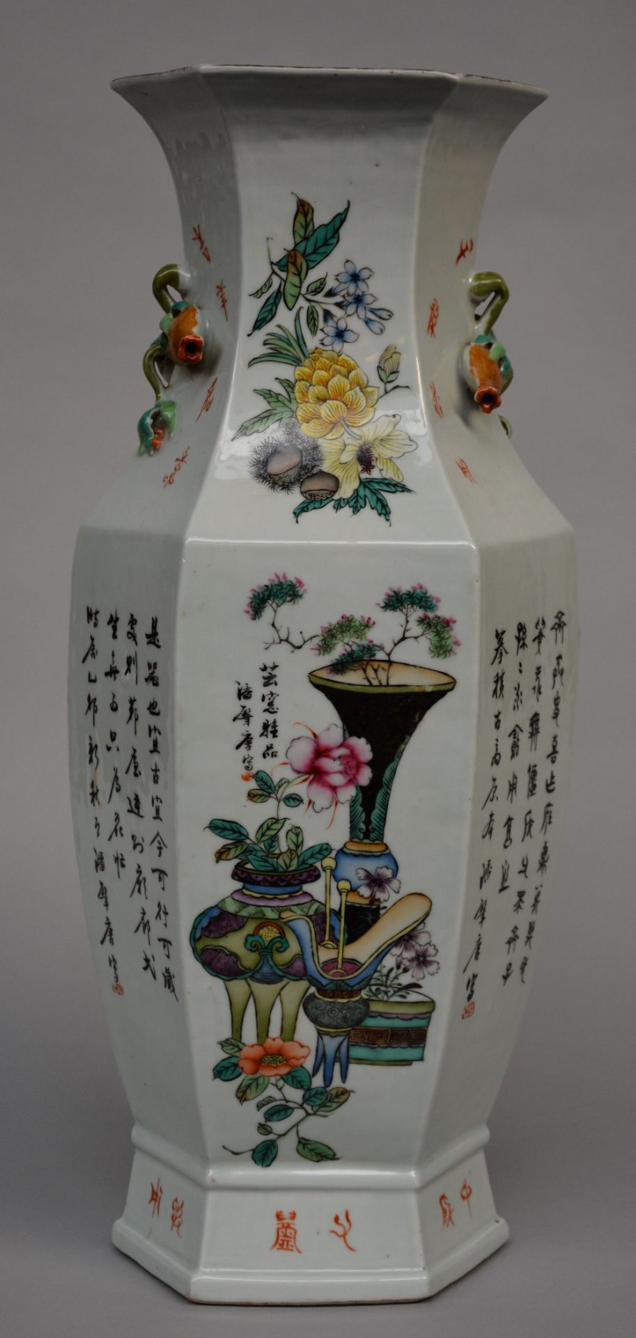 An exceptional Chinese hexagonal polychrome vase with relief decoration, signed by the artist Pan - Bild 3 aus 6