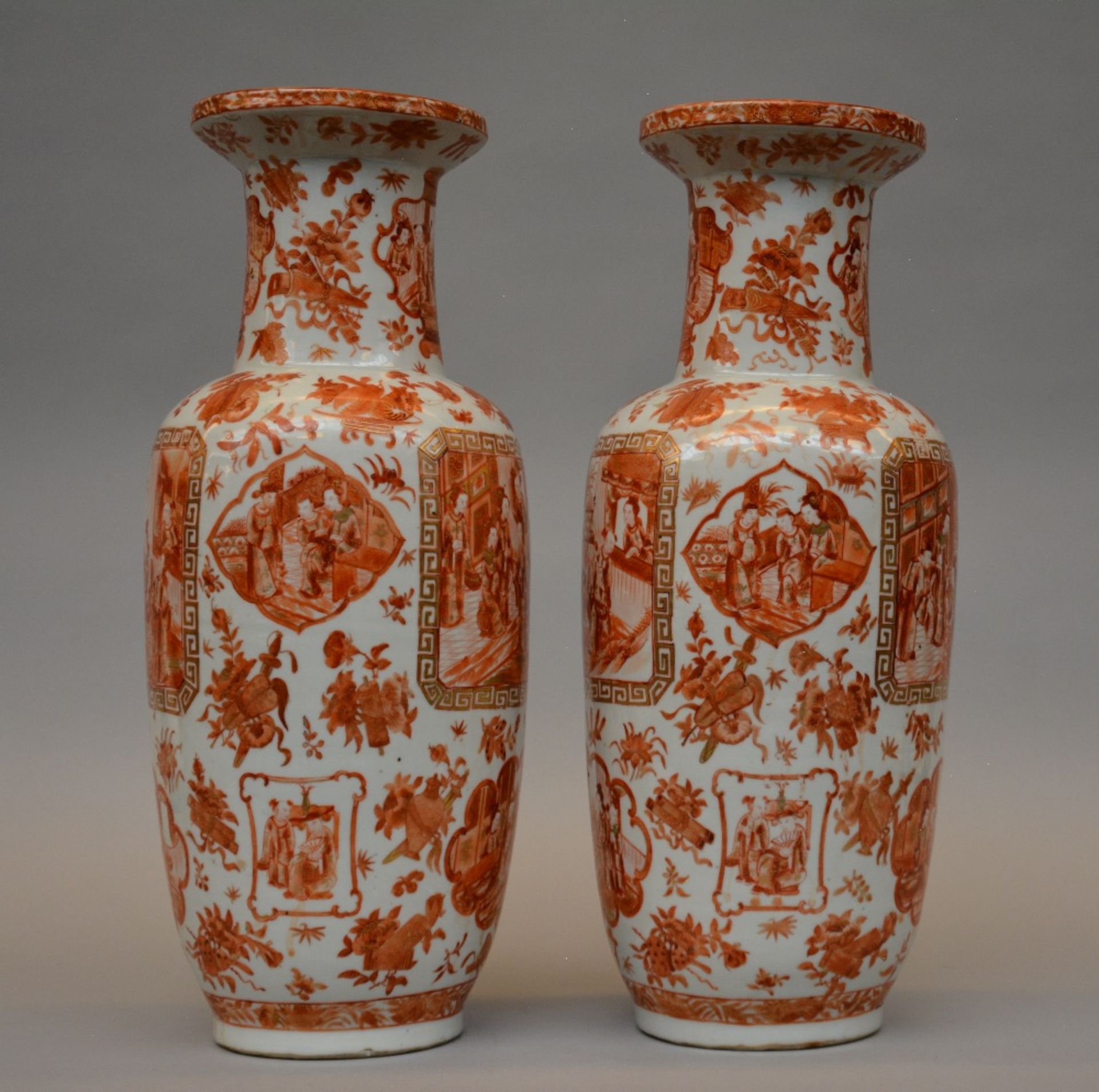 A pair of Chinese vases with iron-red upperglaze, painted with court scenes, first half of 19thC, - Bild 2 aus 10