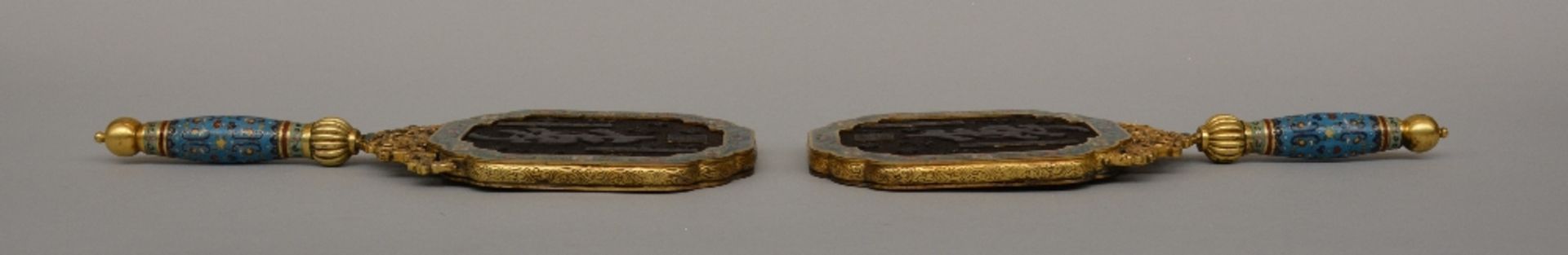 A pair of exceptional Chinese hand mirrors, gilt bronze and cloisonné decoration, the back side - Bild 6 aus 8