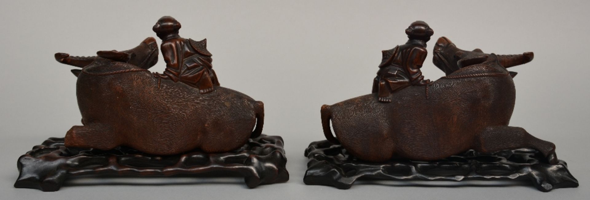 A pair of Chinese wooden carved children figures on a lying buffalo, on a wooden base, H 18 - B 29 - Bild 3 aus 8