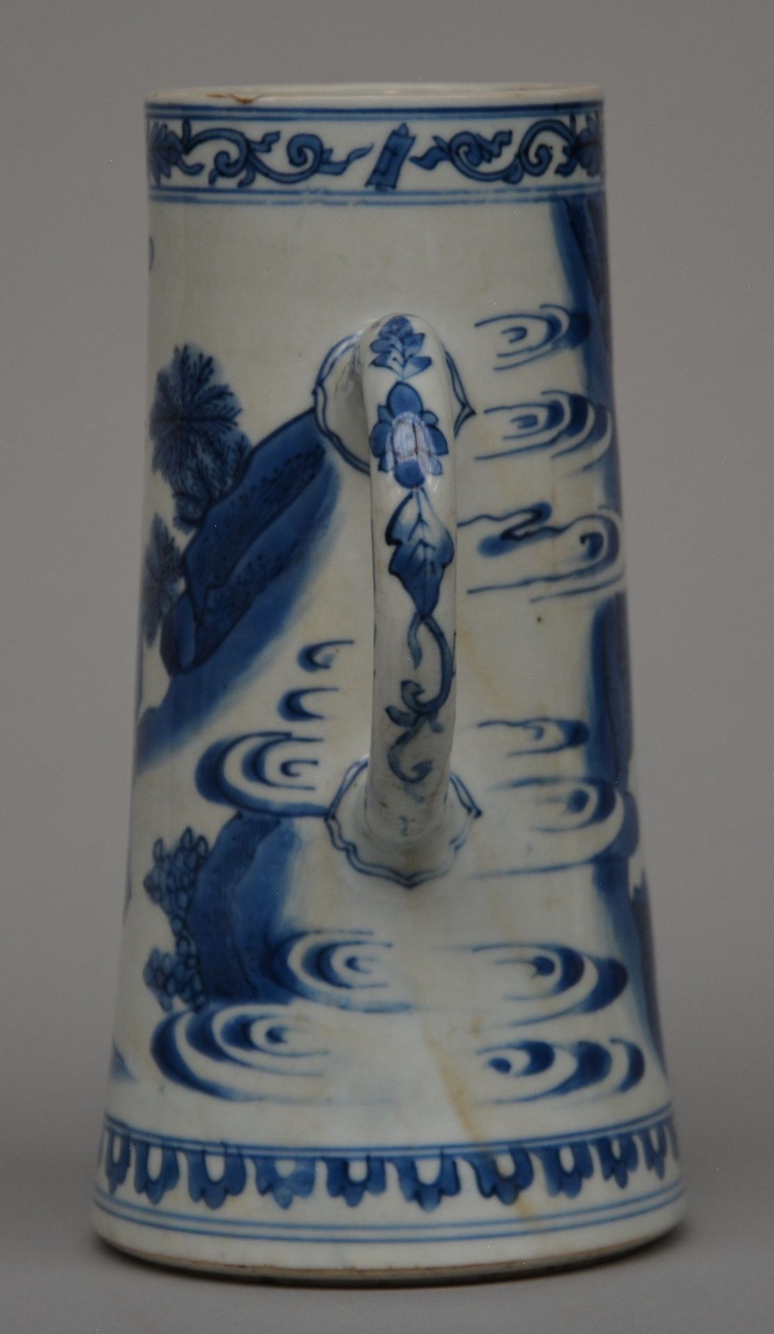 A Chinese blue and white jug, decorated with two figures in a landscape, Transitional period, H 20 - Bild 2 aus 5