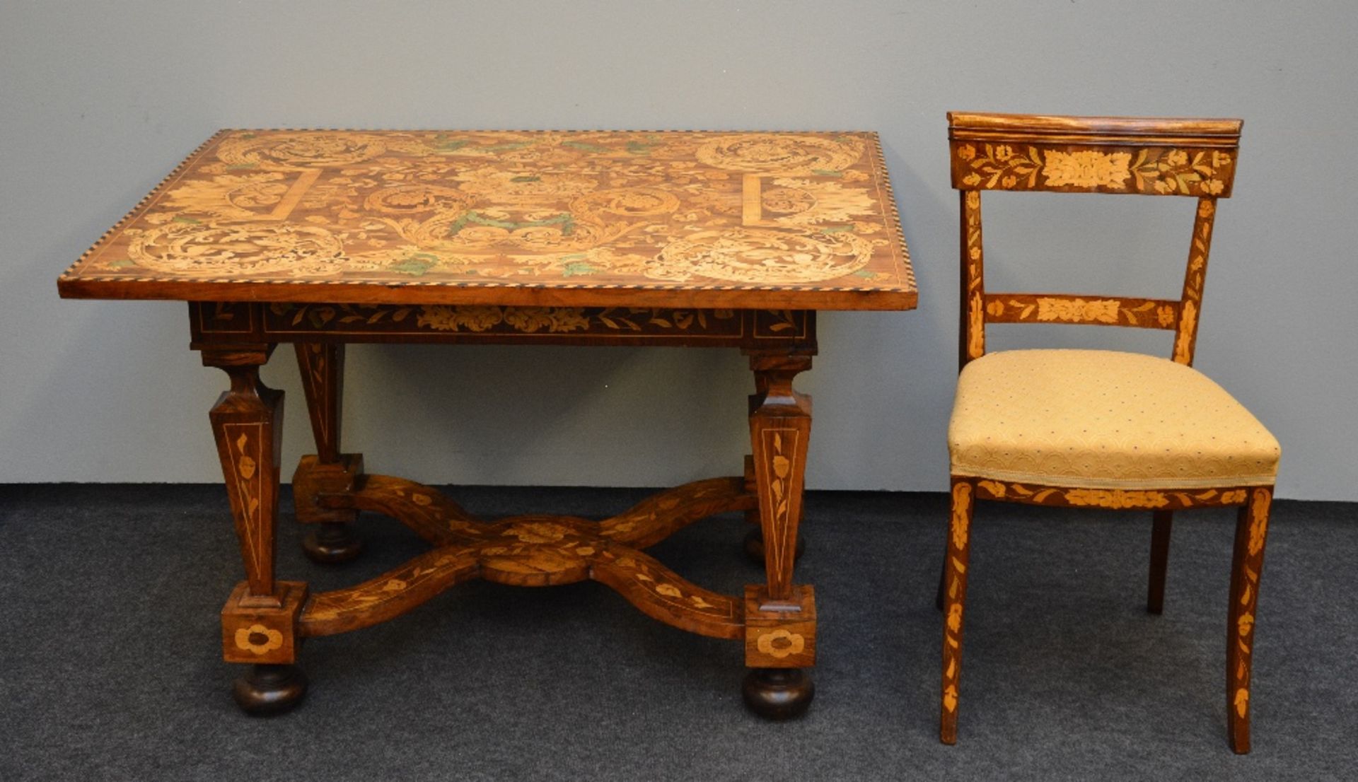 An exceptional LXIV-style Dutch writing desk with walnut veneer and marquetry, early 18thC; added - Bild 2 aus 11