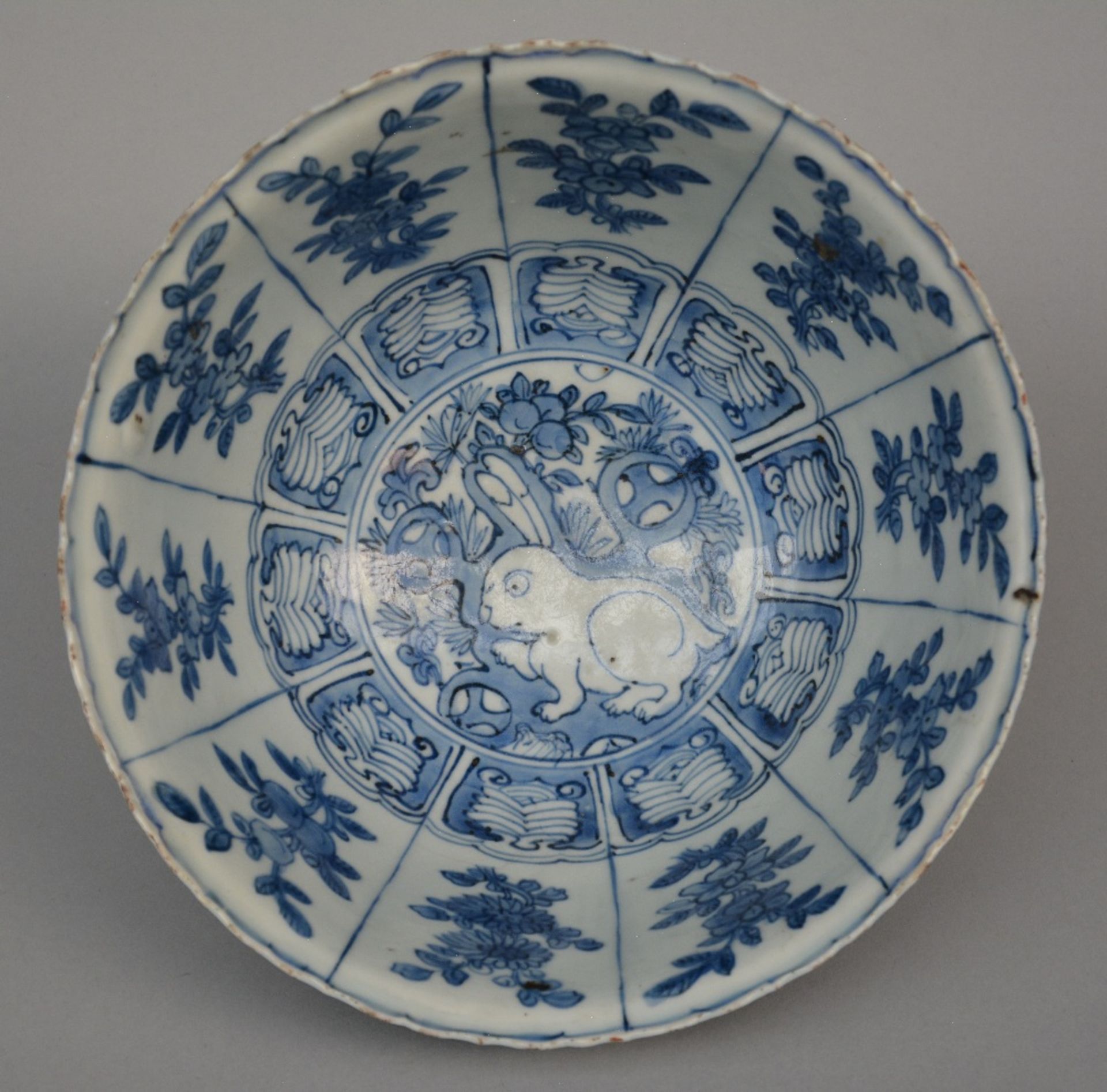 A Chinese blue and white bowl with fluted rim, overall decorated with deer in a landscape, on the - Bild 6 aus 7
