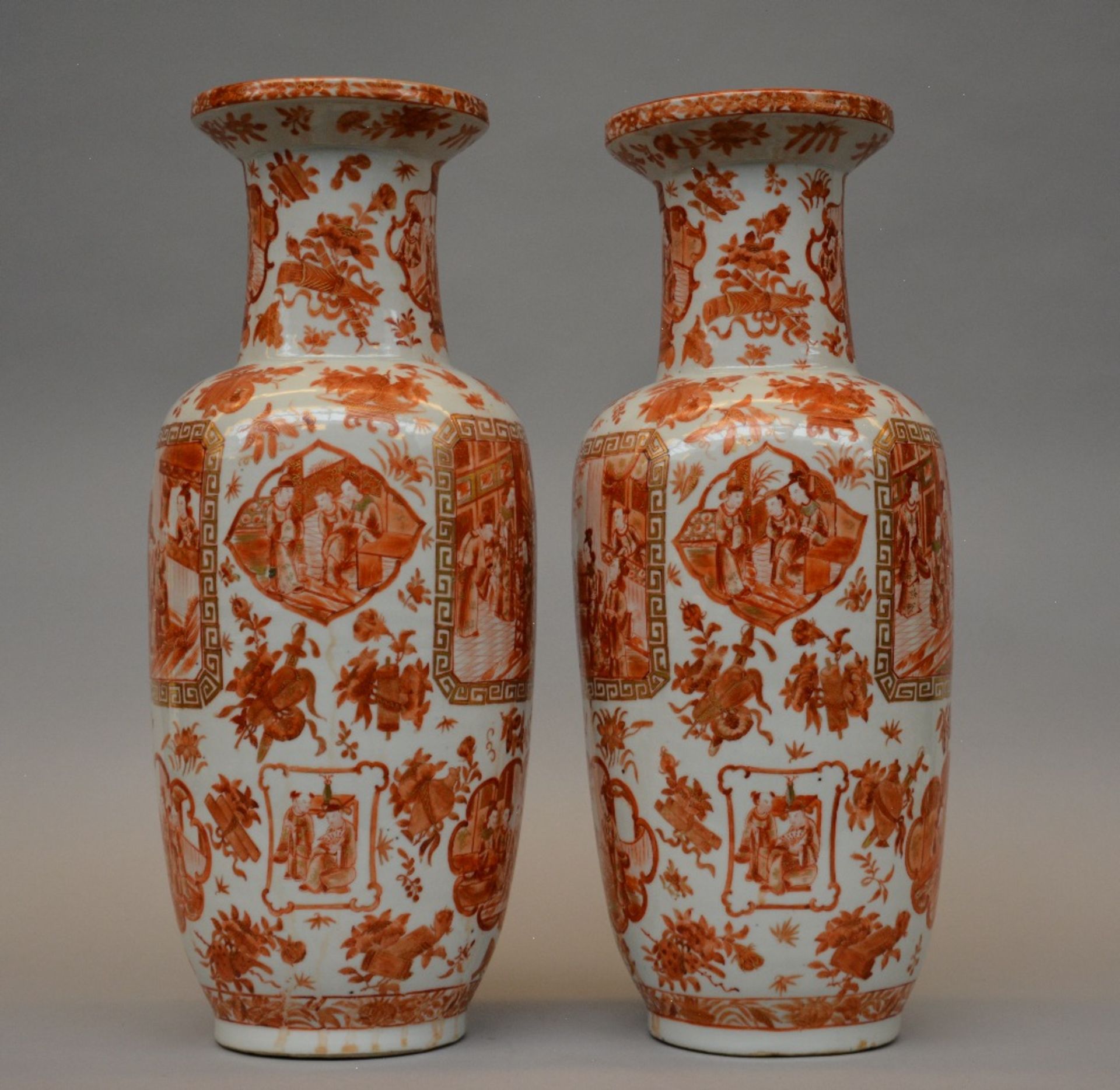 A pair of Chinese vases with iron-red upperglaze, painted with court scenes, first half of 19thC, - Bild 4 aus 10