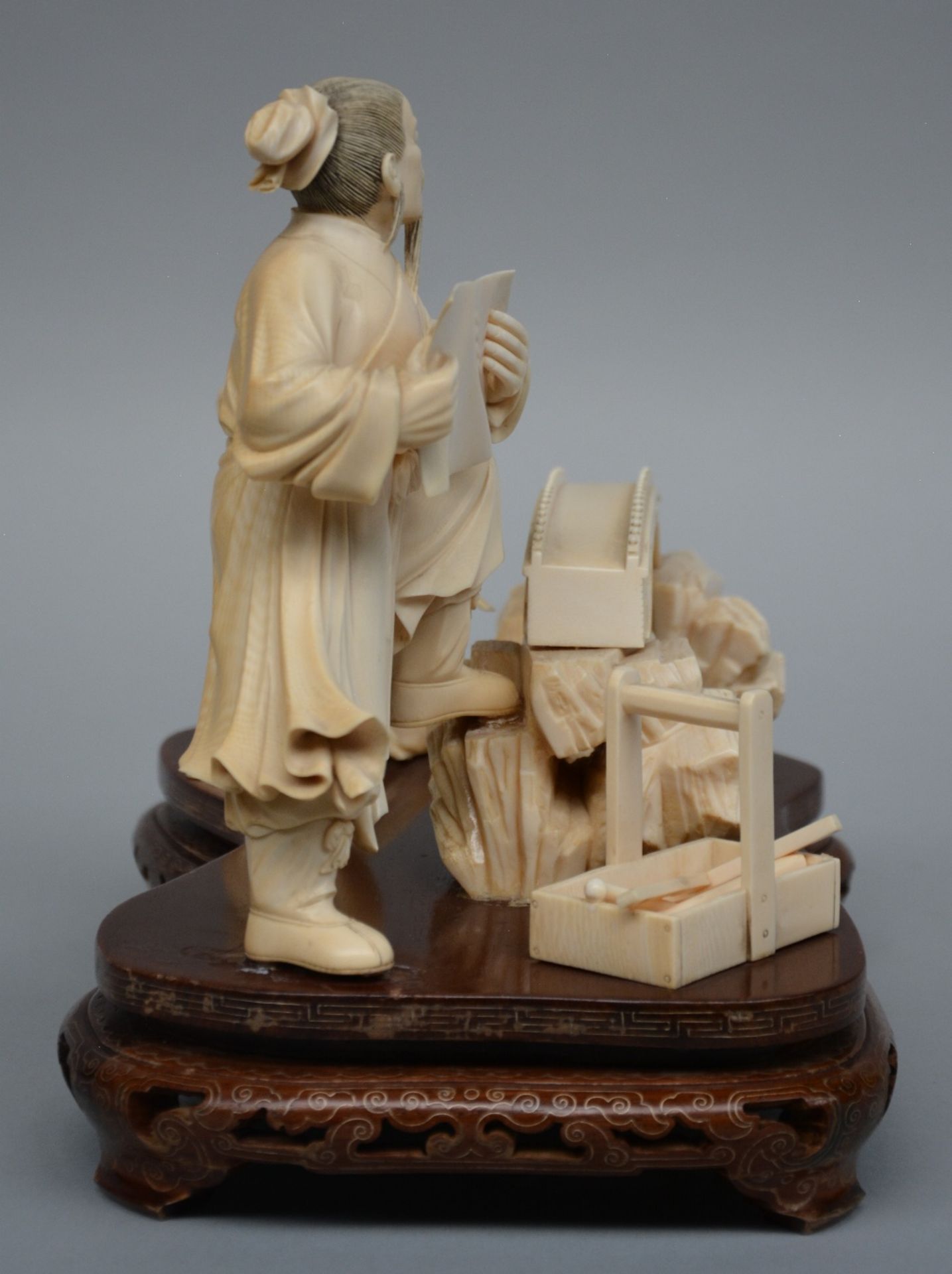 An exceptional Oriental ivory group on a wooden base, ca. 1900, H 24,5 - W 30 cm - Bild 4 aus 5