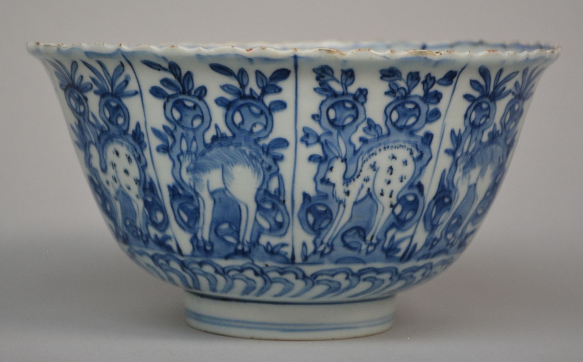 A Chinese blue and white bowl with fluted rim, overall decorated with deer in a landscape, on the - Bild 3 aus 7