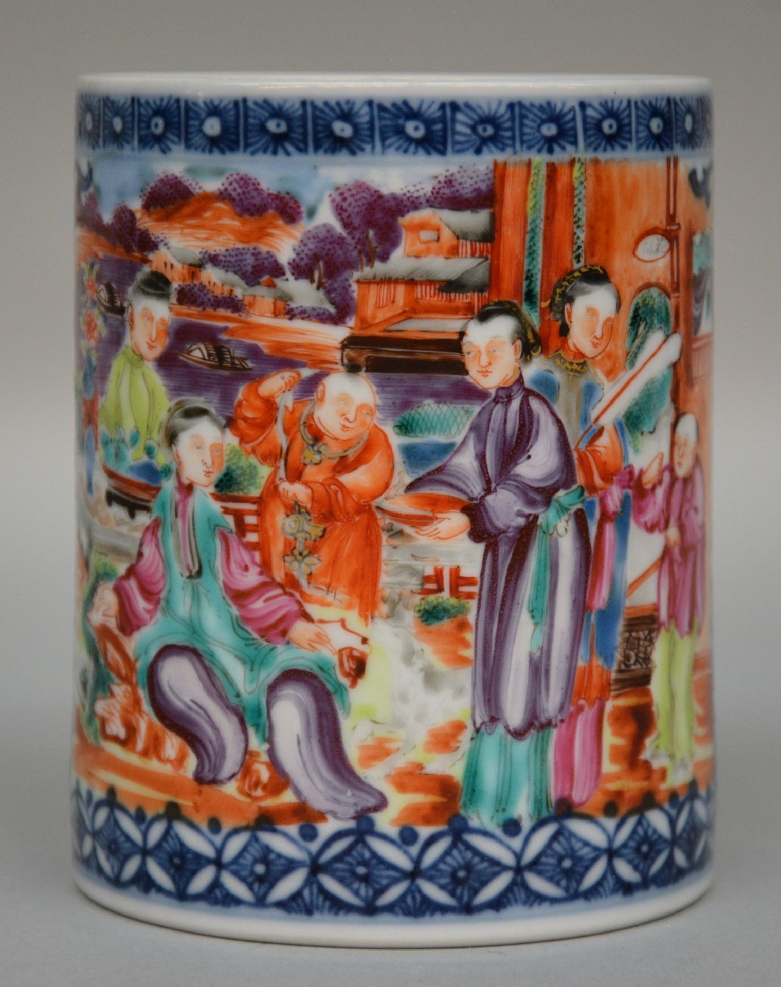 A Chinese polychrome tea mug, decorated with figures on a terras overlooking a river, Mandarin - Bild 5 aus 7