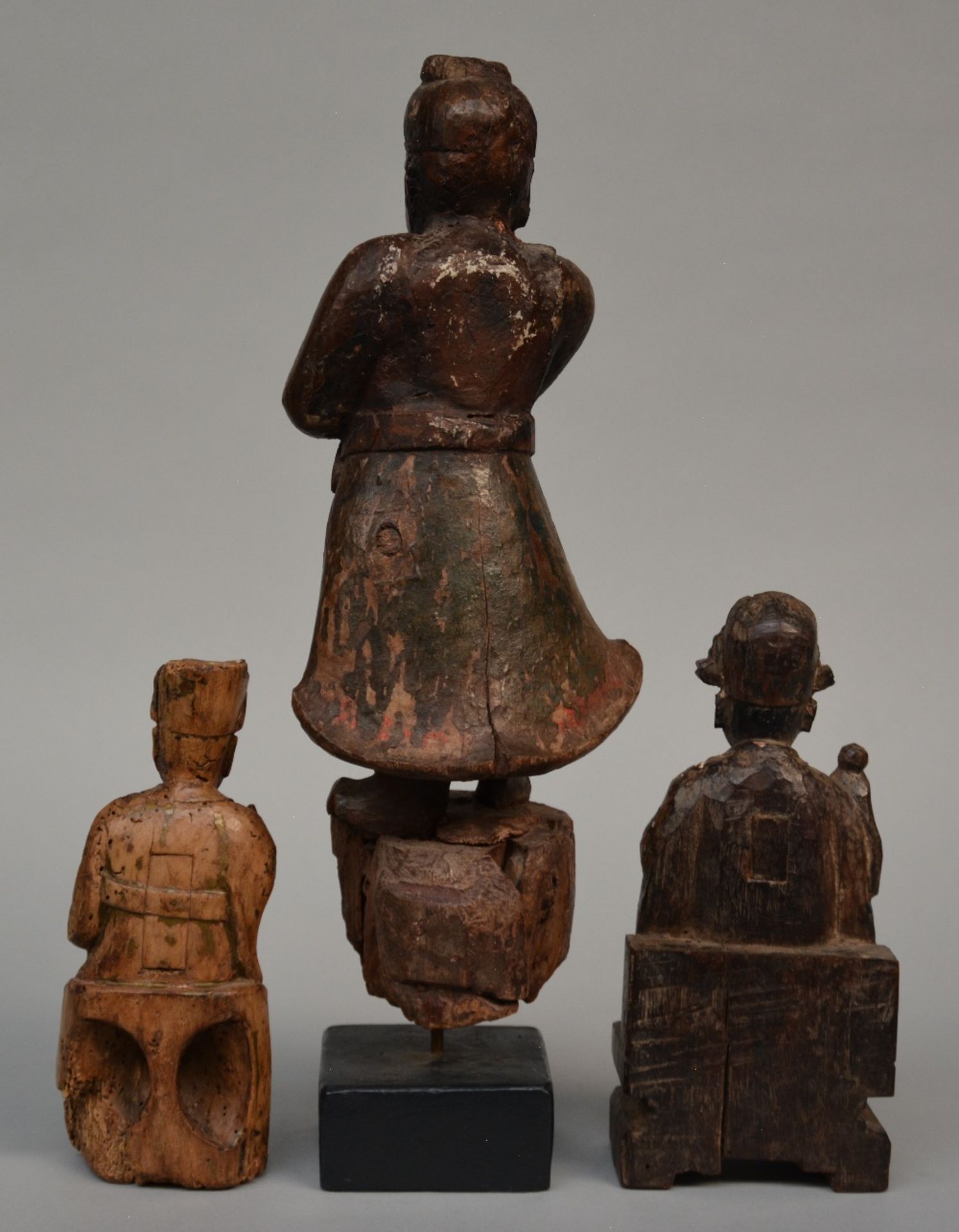 Three Oriental carved wooden sculptures, 19thC, H 24,5 - 27,5 - 52 cm - Bild 3 aus 5