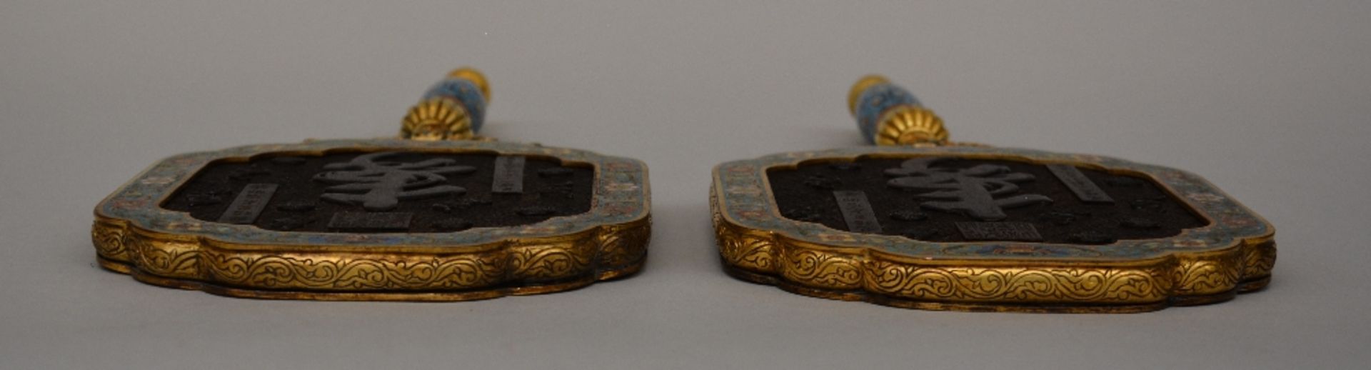 A pair of exceptional Chinese hand mirrors, gilt bronze and cloisonné decoration, the back side - Bild 5 aus 8