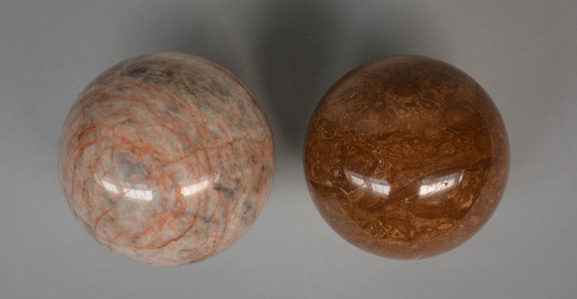 Two decorative marble balls on acrylic bases, H 14 - 15,5 cm - Bild 3 aus 4