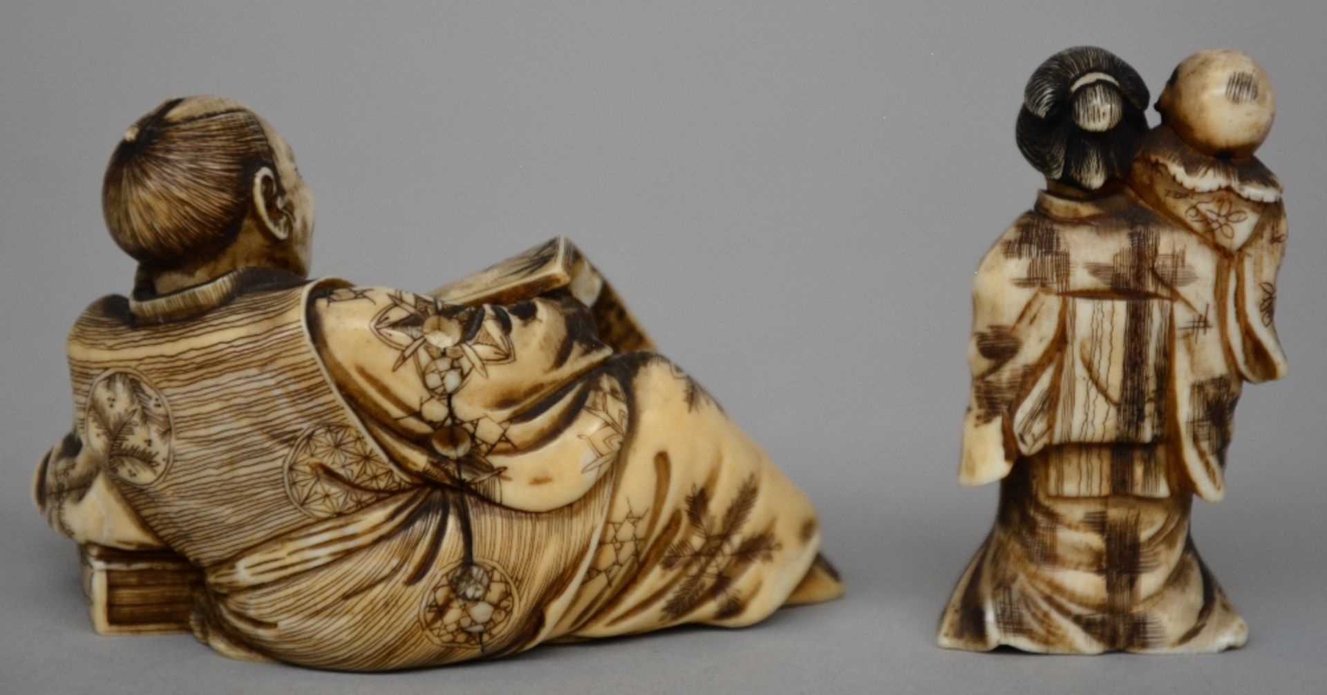 A pair of Chinese ivory Fu lions, on a wooden base, scrimshaw decorated, early 20thC, H 12,3 cm; - Image 5 of 5