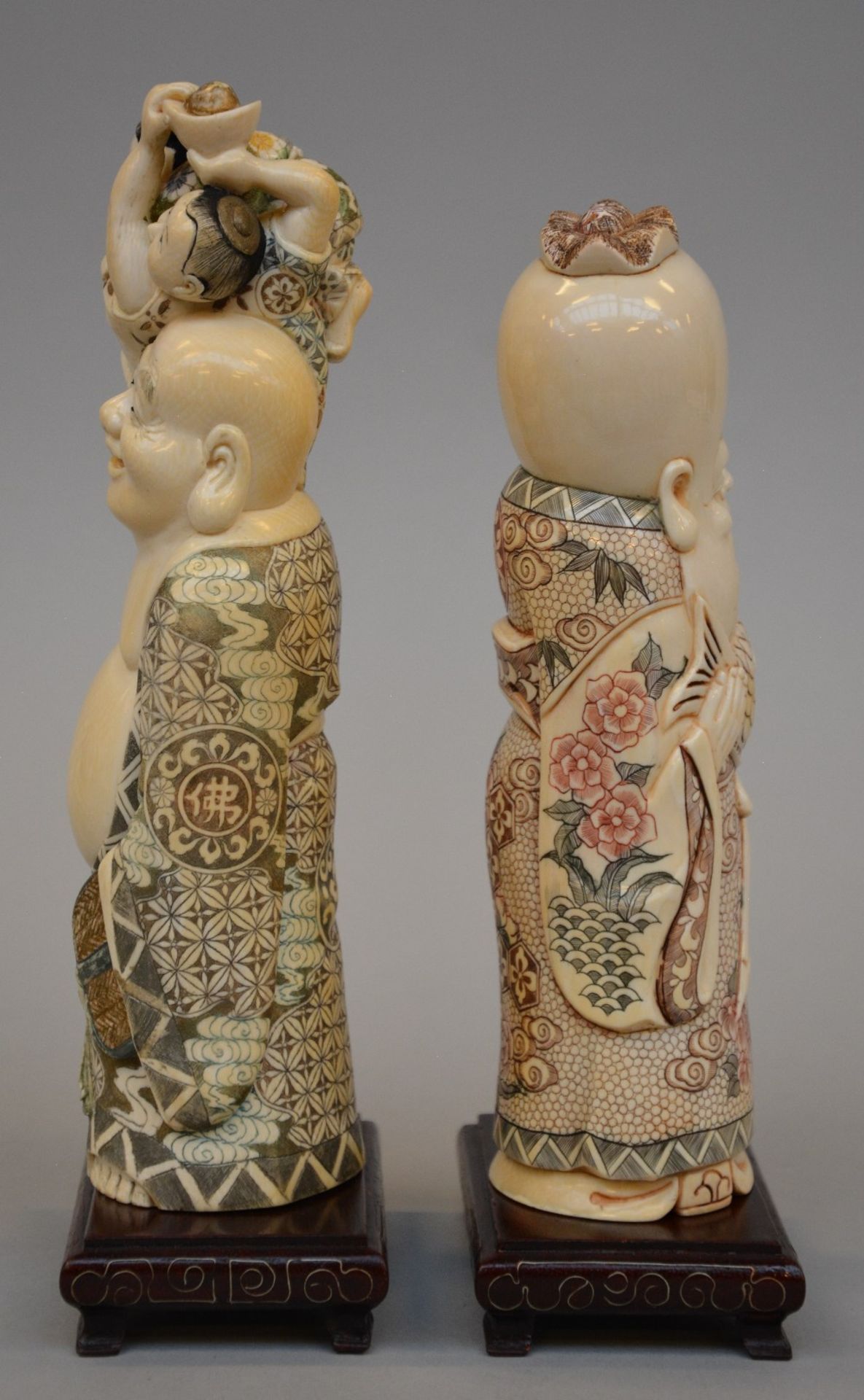 Two Japanese ivory figures on a wooden base depicting the laughing Hotei and Fukurokuju, scrimshaw - Image 4 of 6