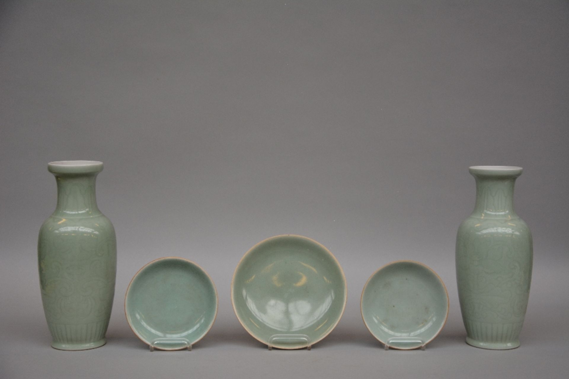 A pair of Chinese celadon vases, marked; added three ditto dishes, H 30,5 - 31 cm / Diameter 15 -