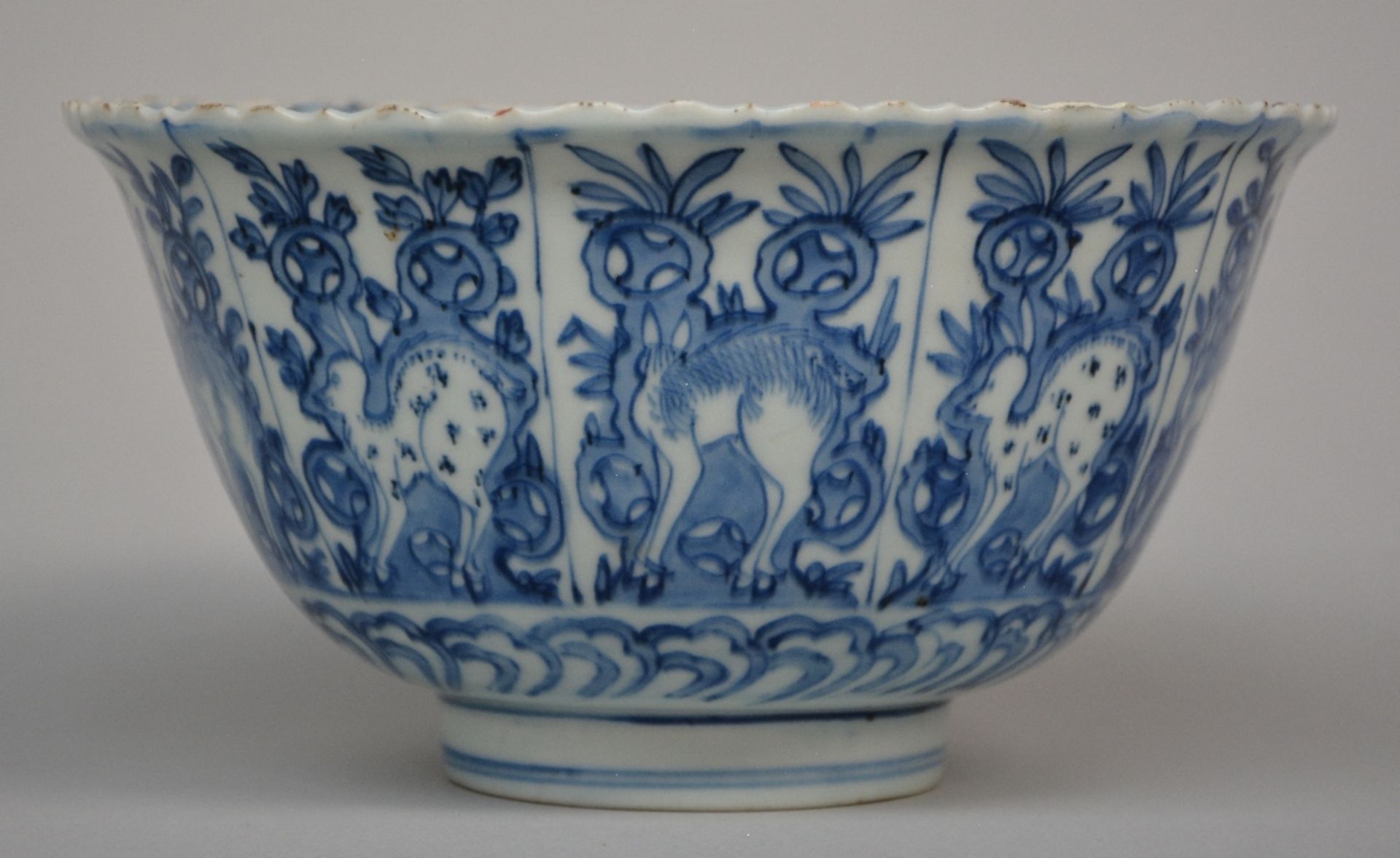 A Chinese blue and white bowl with fluted rim, overall decorated with deer in a landscape, on the - Bild 2 aus 7