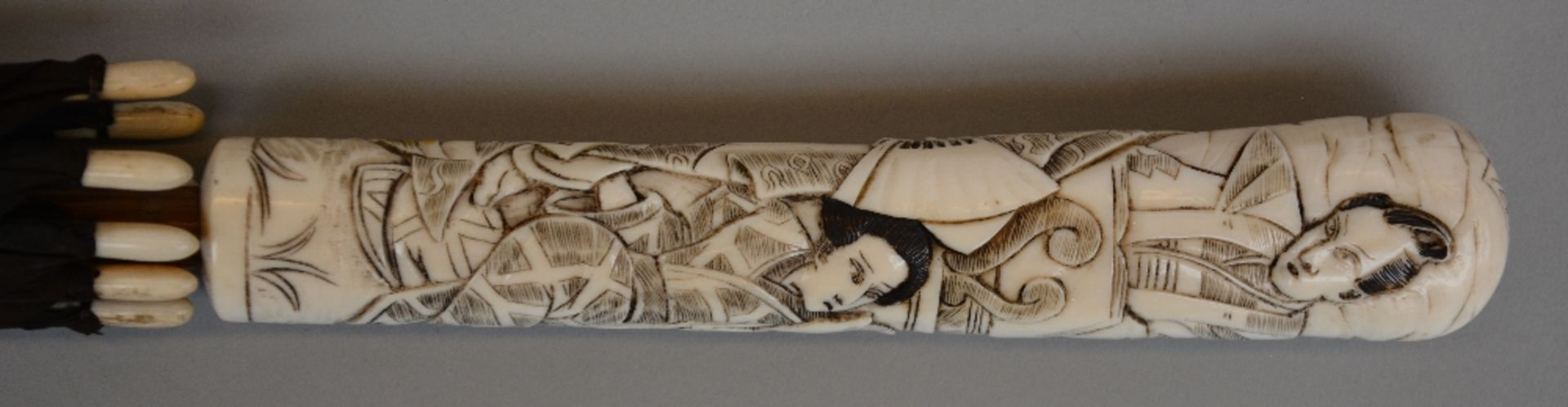 An umbrella with cut ivory grip and bone base, Japan, end of the Meiji period, H 21 cm (handle) - - Image 3 of 5