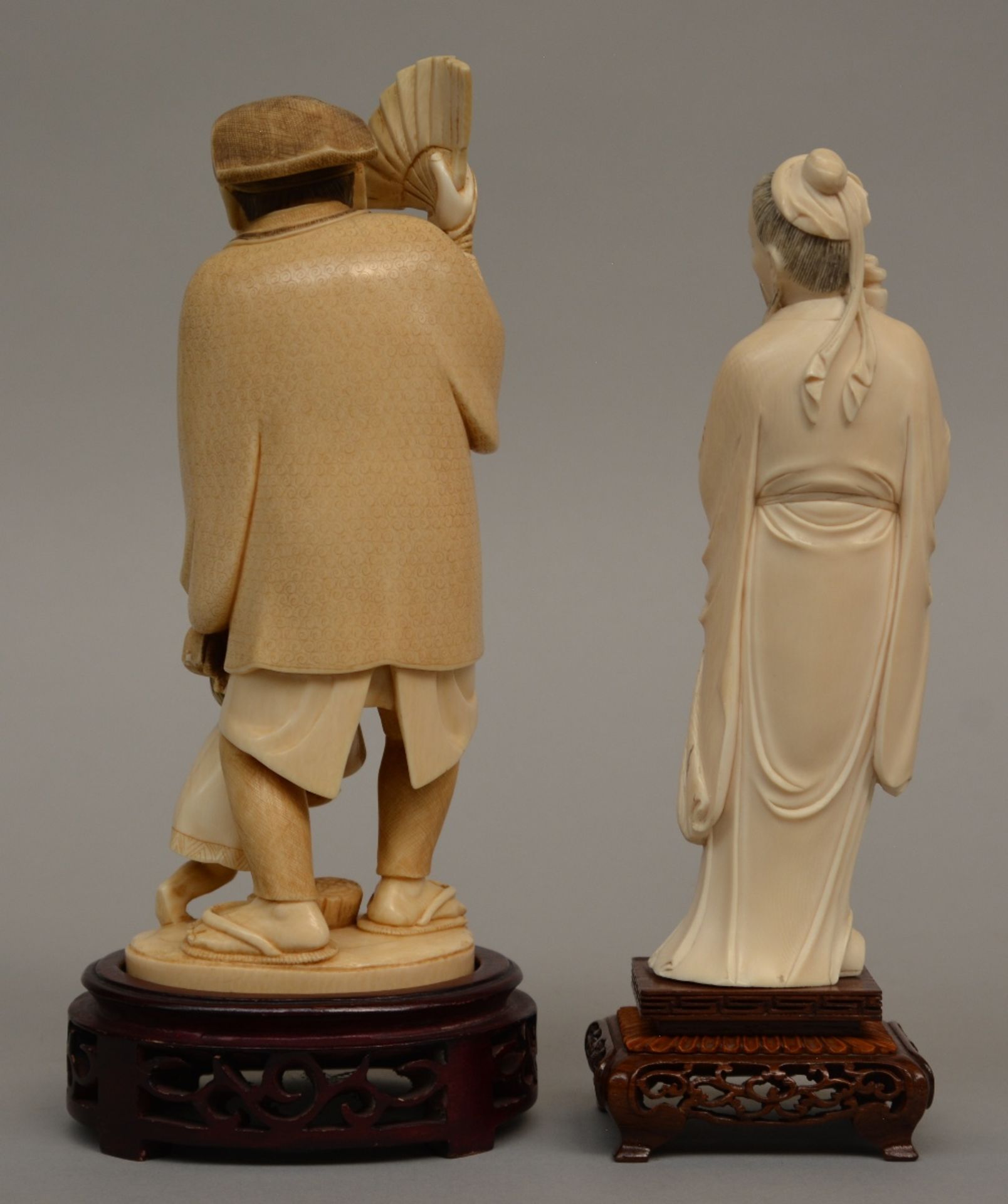 A Japanese ivory okimono of a soap vendor, Meiji period, H 24 cm (without base) - 28 (with base), - Image 3 of 6