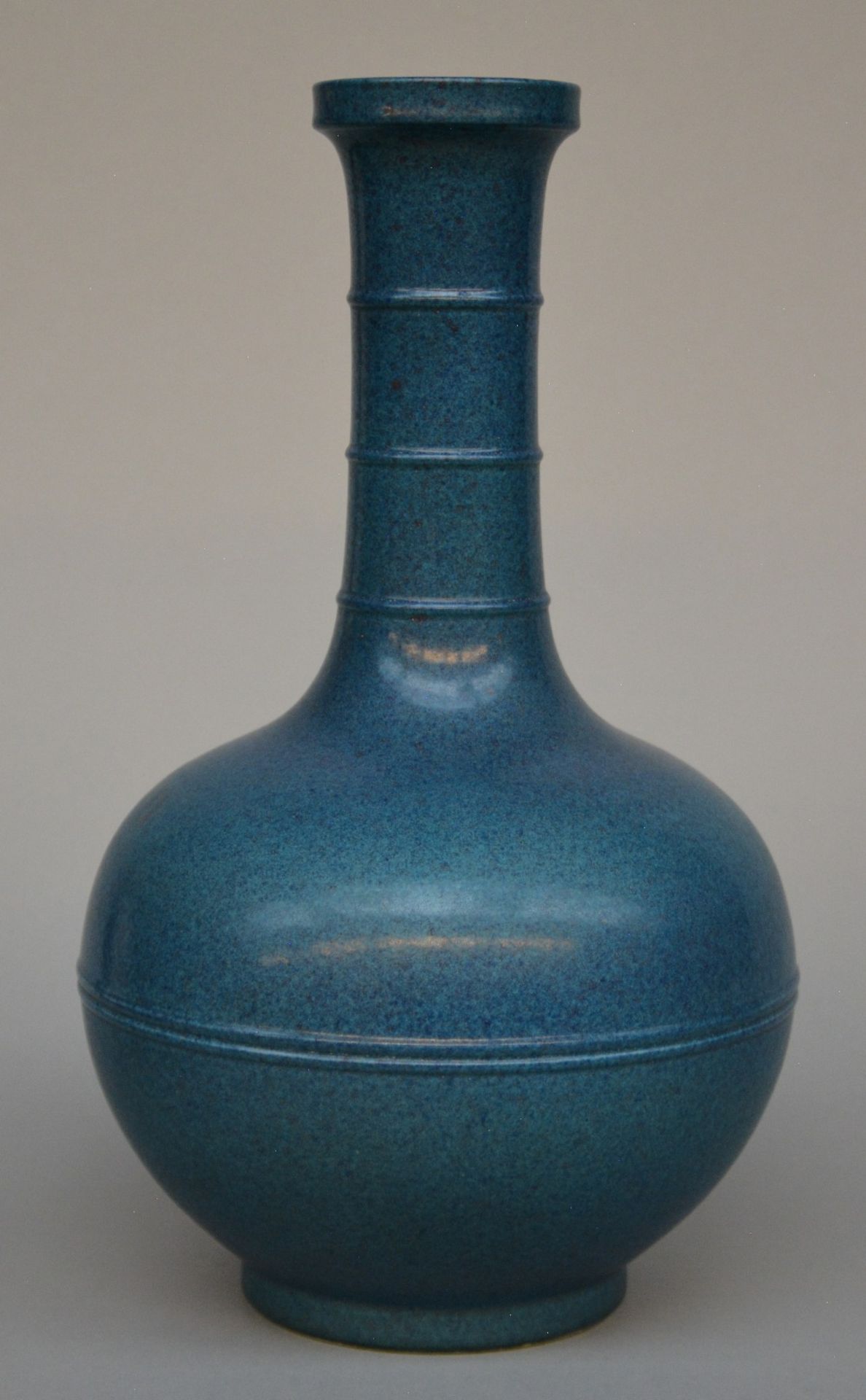 A 19thC Chinese powder blue bottle vase with relief decoration, H 38 cm - Bild 3 aus 6