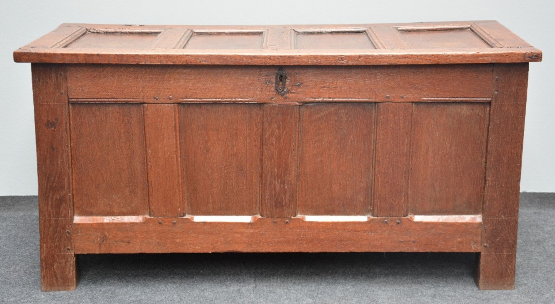 An 18thC oak chest, H 61 - W 125,5 - D 55 cm