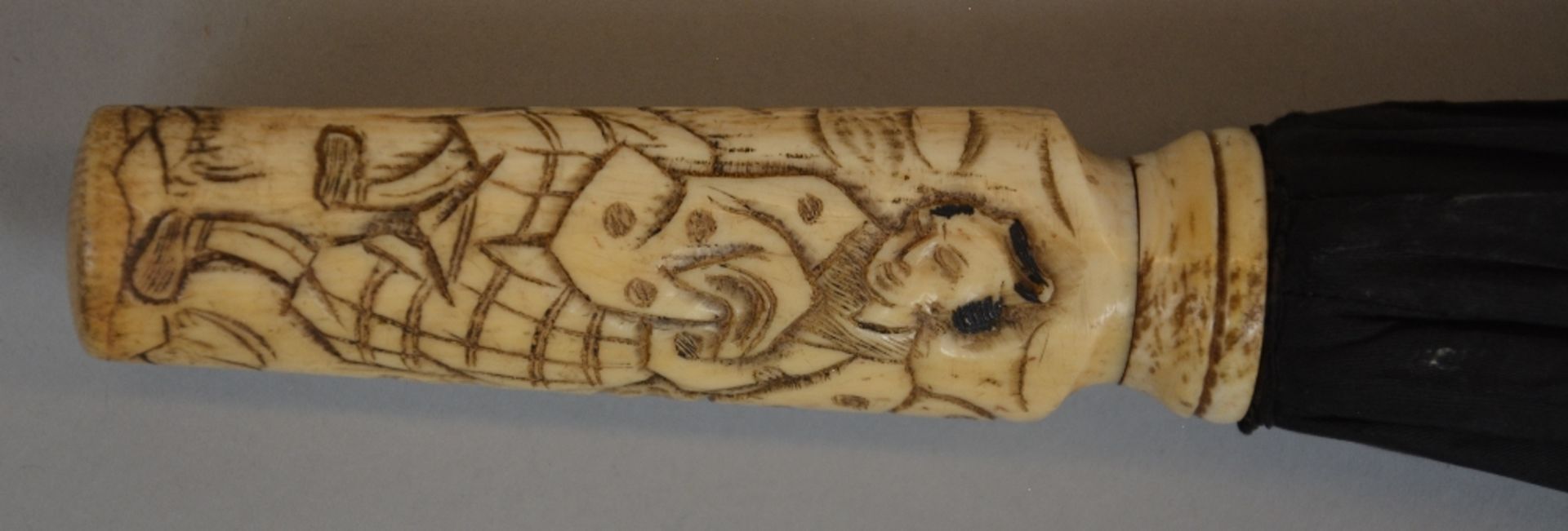 An umbrella with cut ivory grip and bone base, Japan, end of the Meiji period, H 21 cm (handle) - - Image 4 of 5