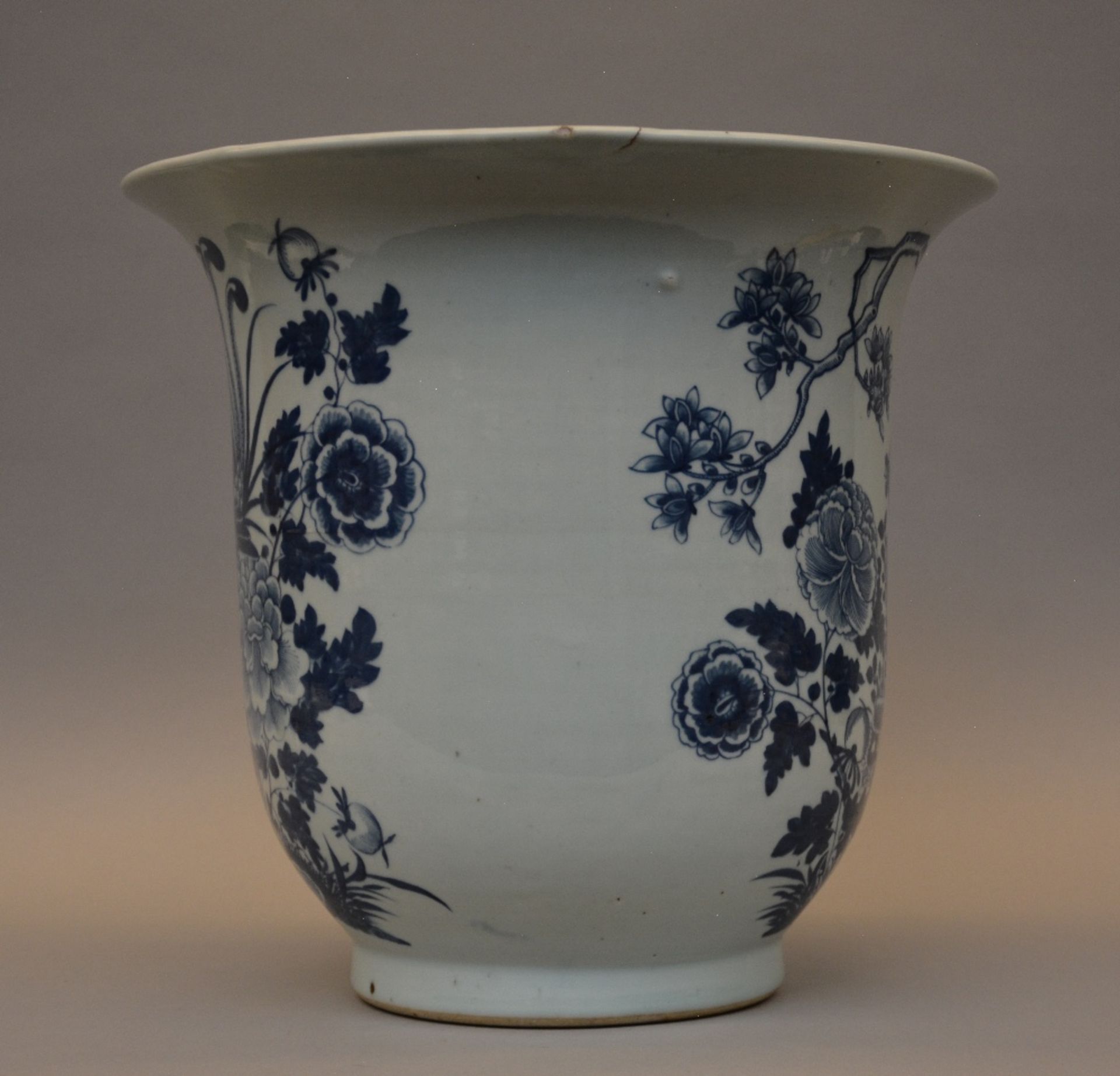 A Chinese blue and white decorated cachepot with floral decoration, painted with birds, H 37,5 - - Bild 2 aus 7