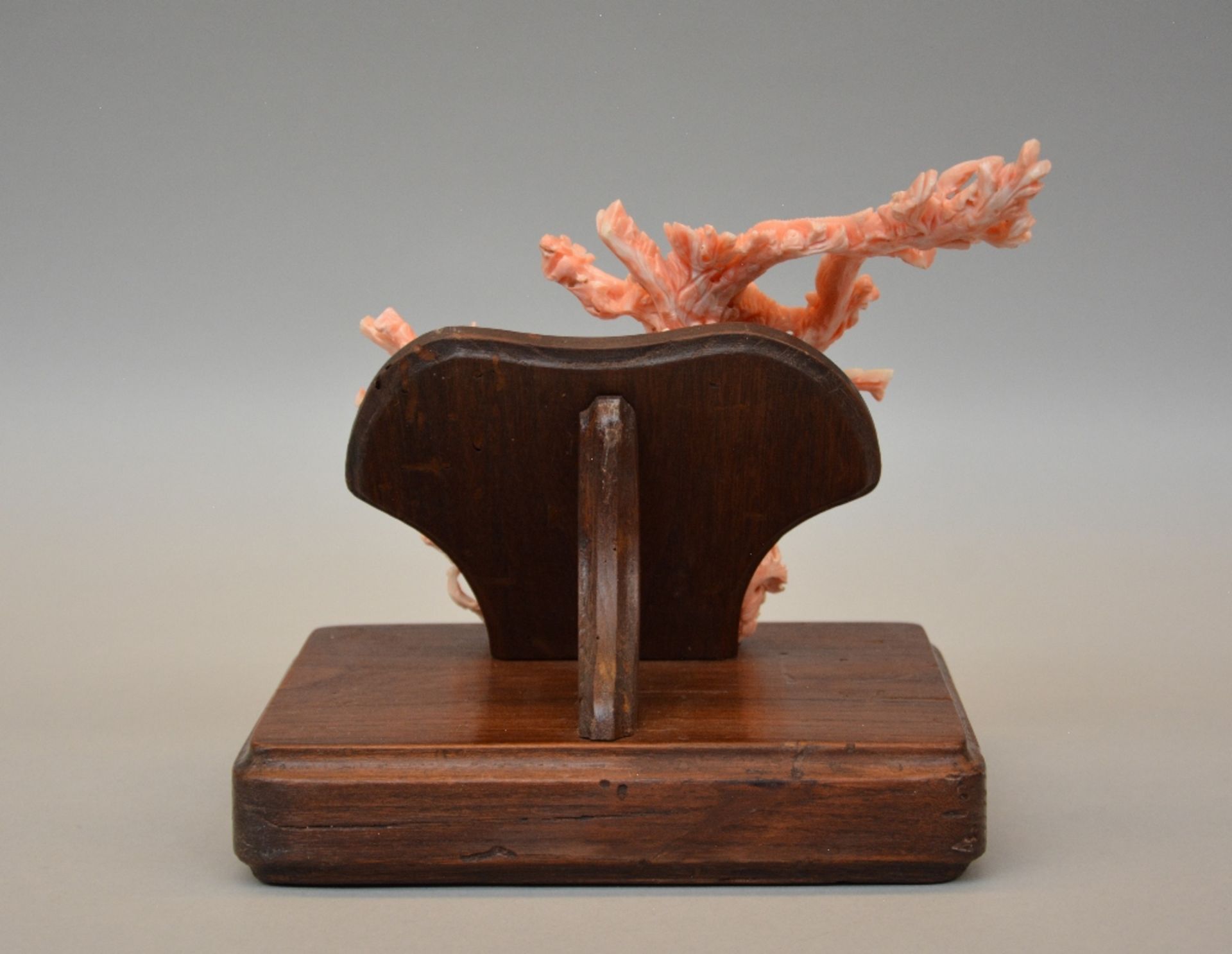 A Chinese red coral sculpture depicting birds and flowers, on a wooden base, H 19,5 - Weight about - Bild 3 aus 8