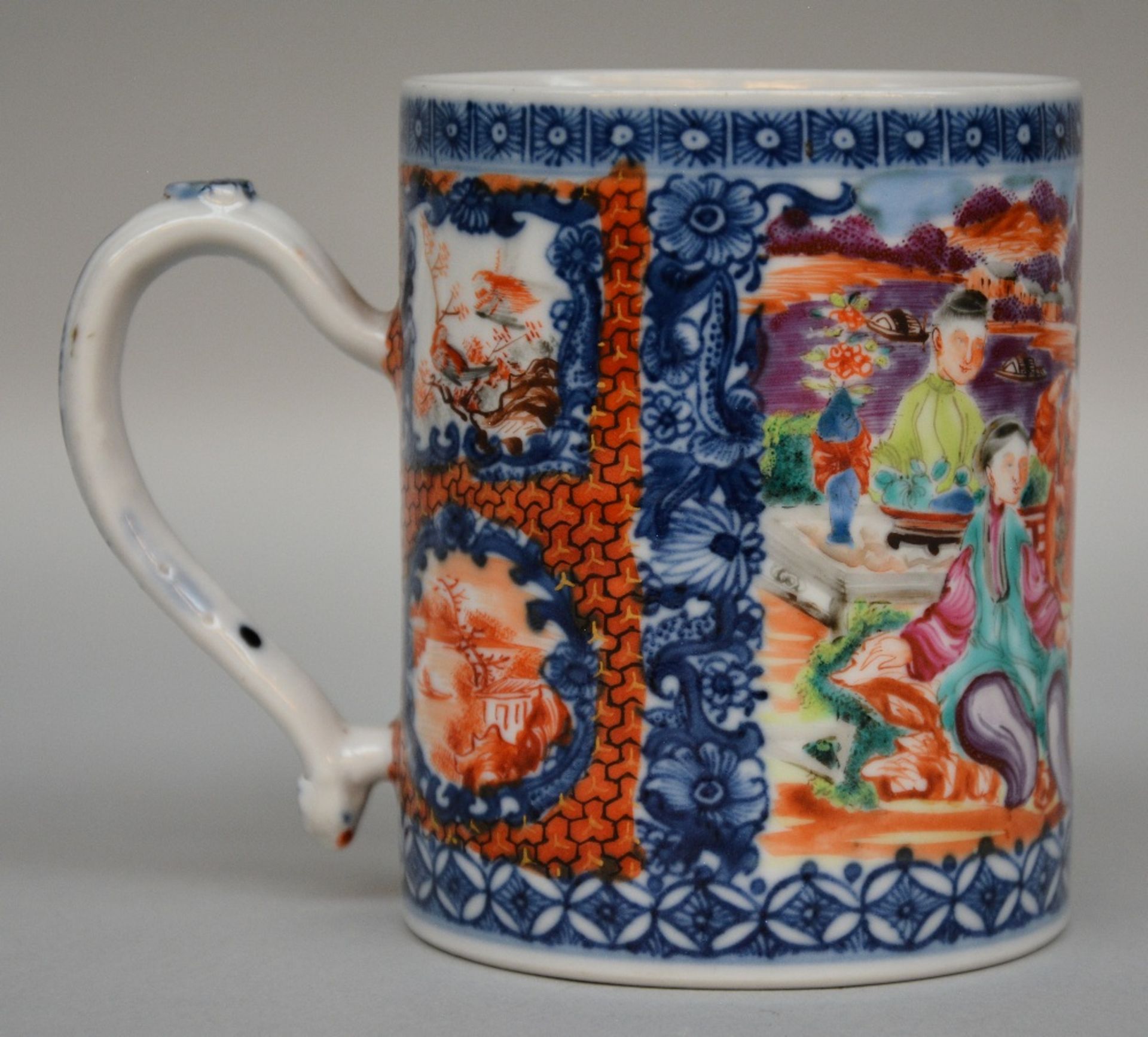 A Chinese polychrome tea mug, decorated with figures on a terras overlooking a river, Mandarin - Bild 4 aus 7