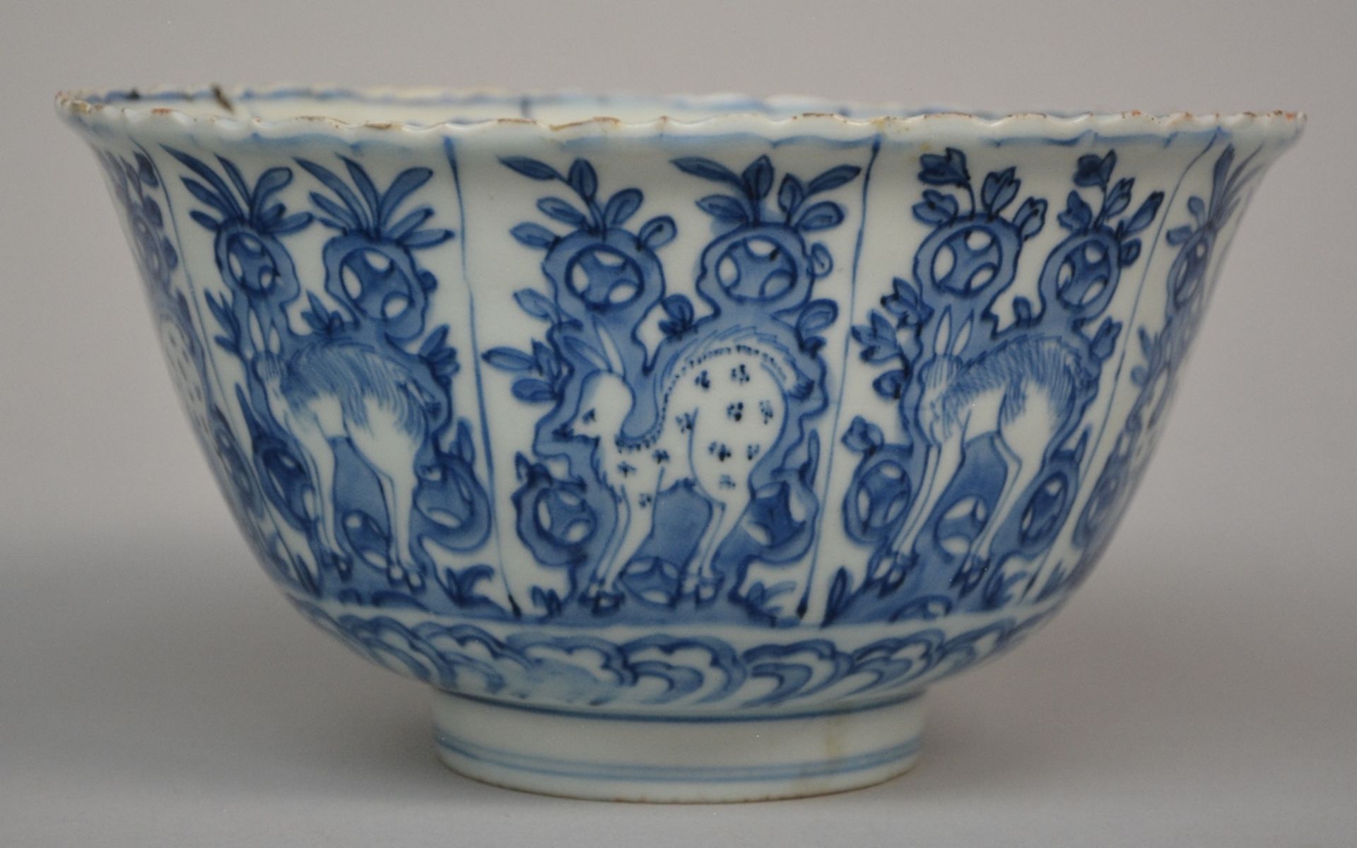 A Chinese blue and white bowl with fluted rim, overall decorated with deer in a landscape, on the - Bild 4 aus 7