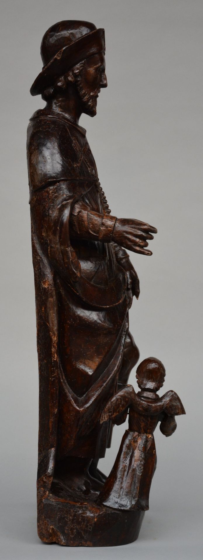 A walnut carved figure of Saint Roch, 18thC, H 92,5 cm (damage and restoration) - Bild 4 aus 4