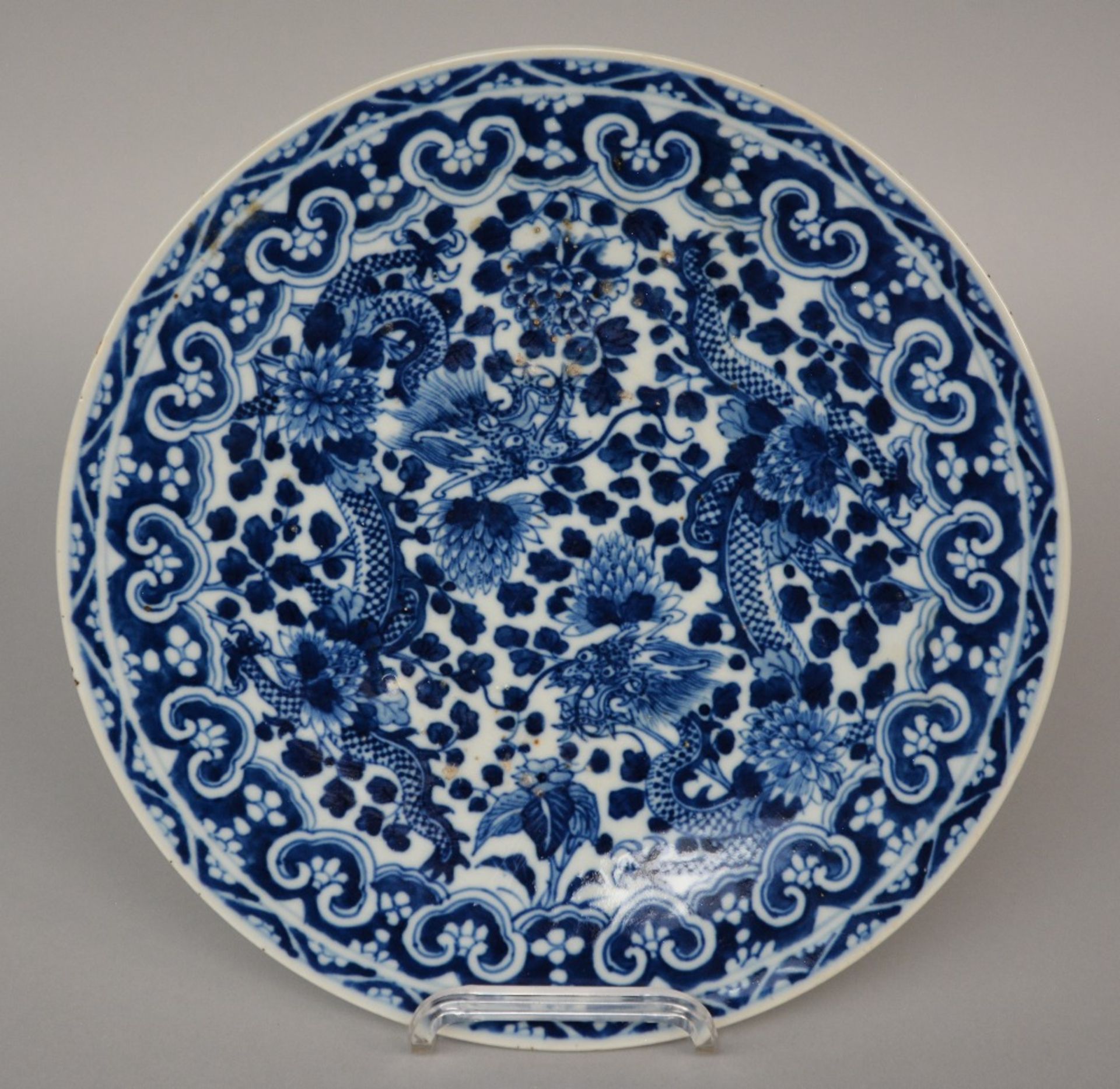 Four Chinese blue and white decorated plates depicting birds, flowers, dragons and figures, 18thC/ - Bild 4 aus 7